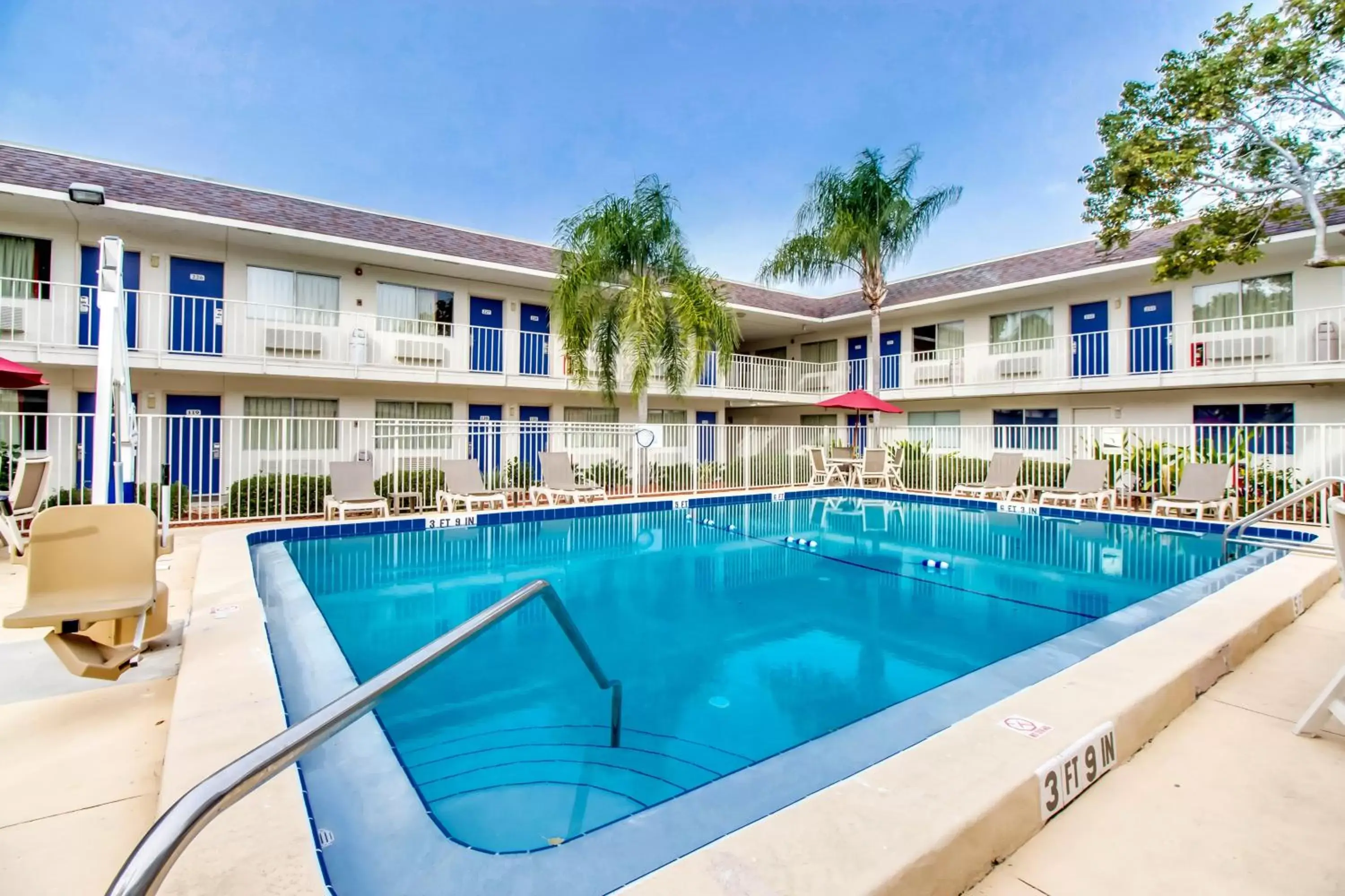 Swimming pool, Property Building in Motel 6-Venice, FL