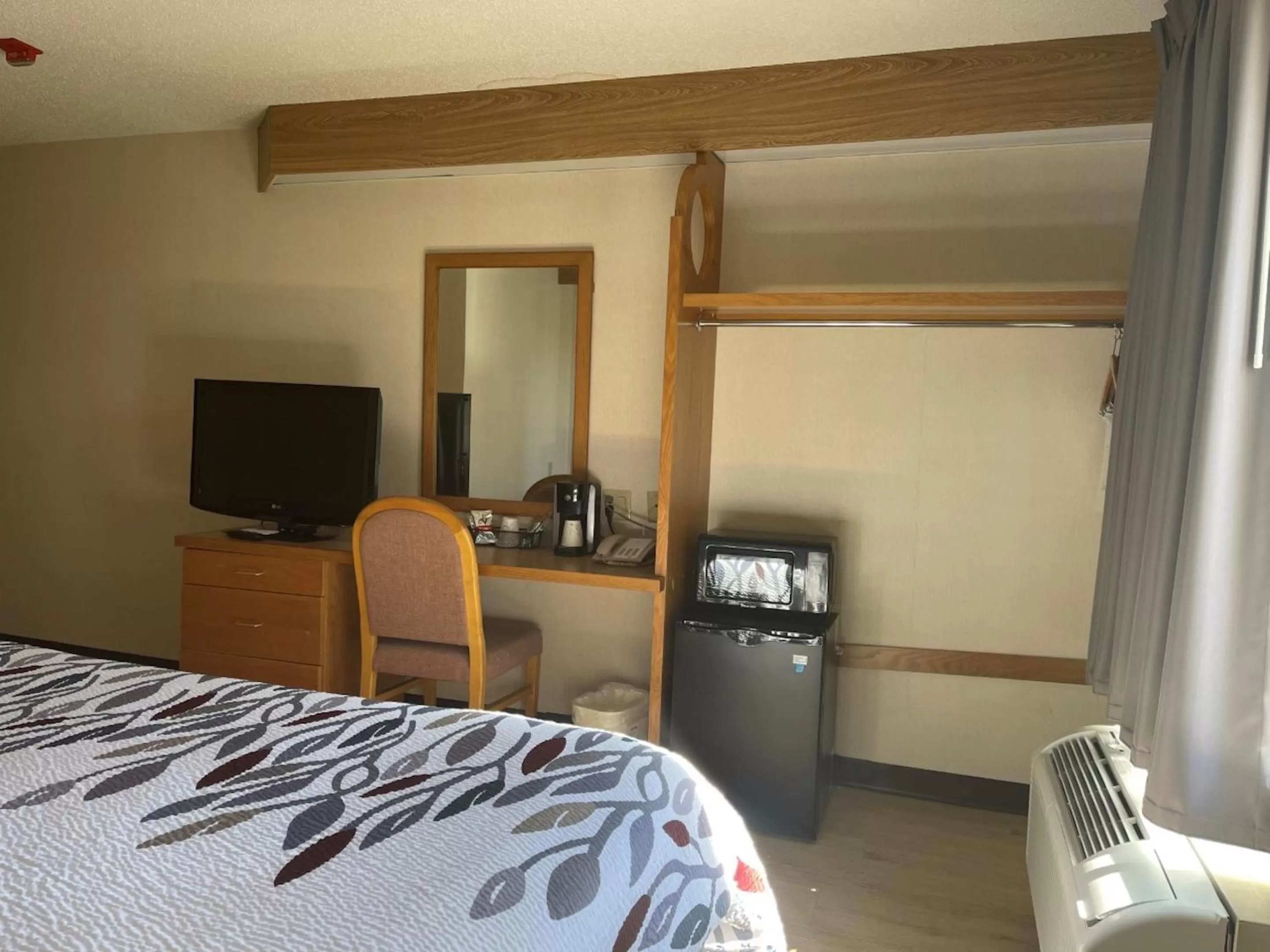 Photo of the whole room, Bed in Red Roof Inn Branson