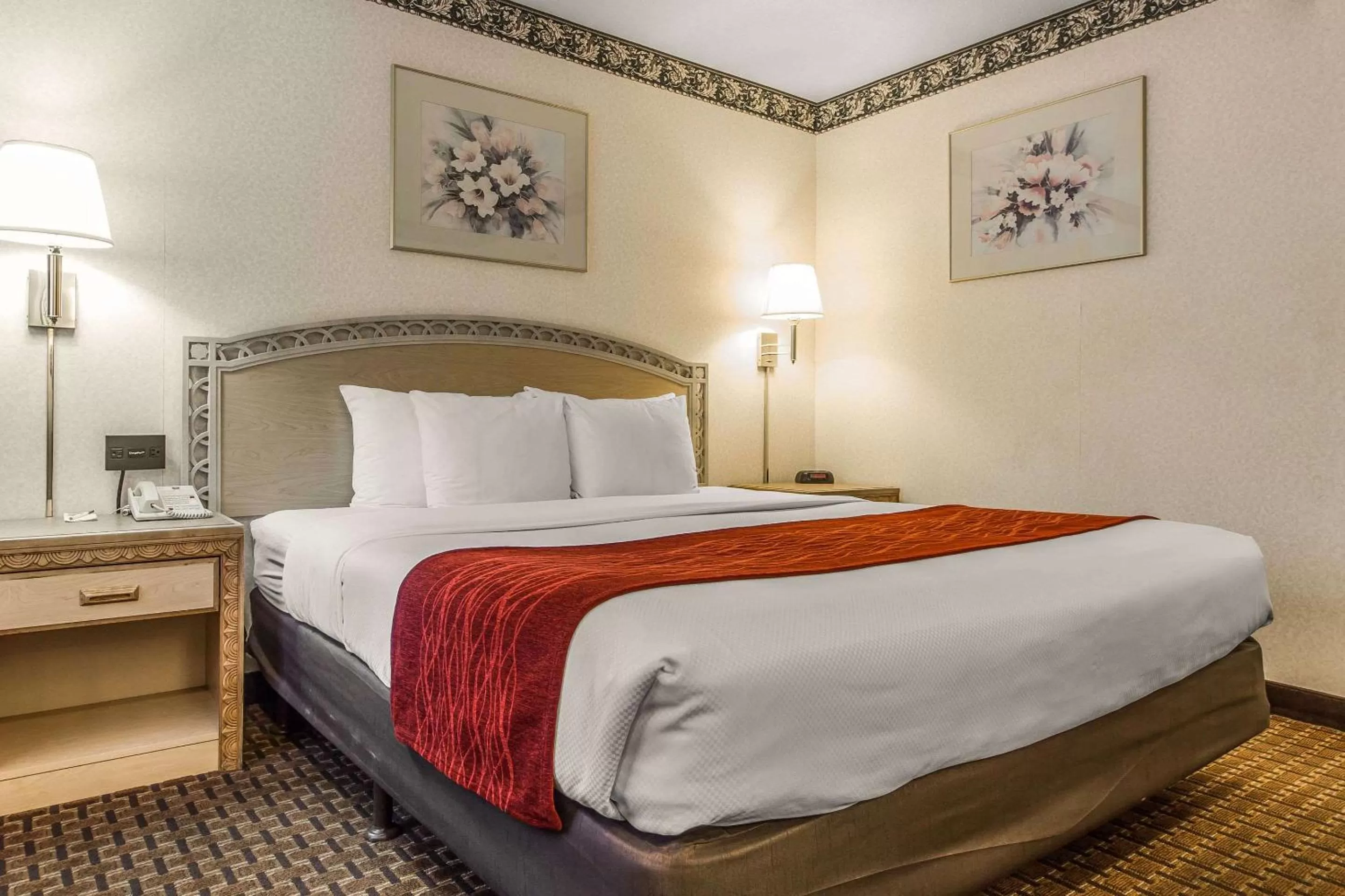 Photo of the whole room, Bed in Comfort Inn Palo Alto