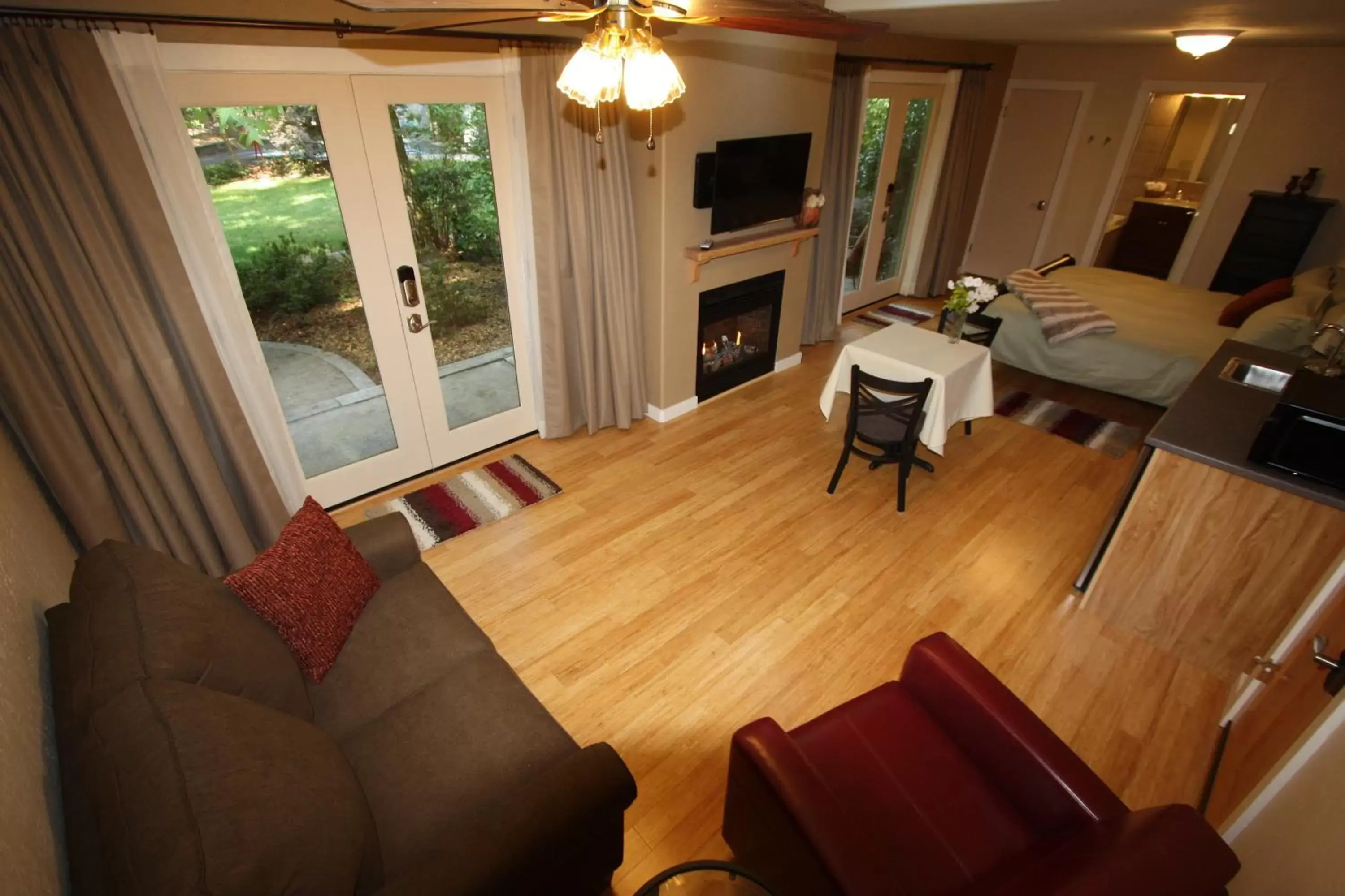 Photo of the whole room, Seating Area in The Inn at Shasta Lake