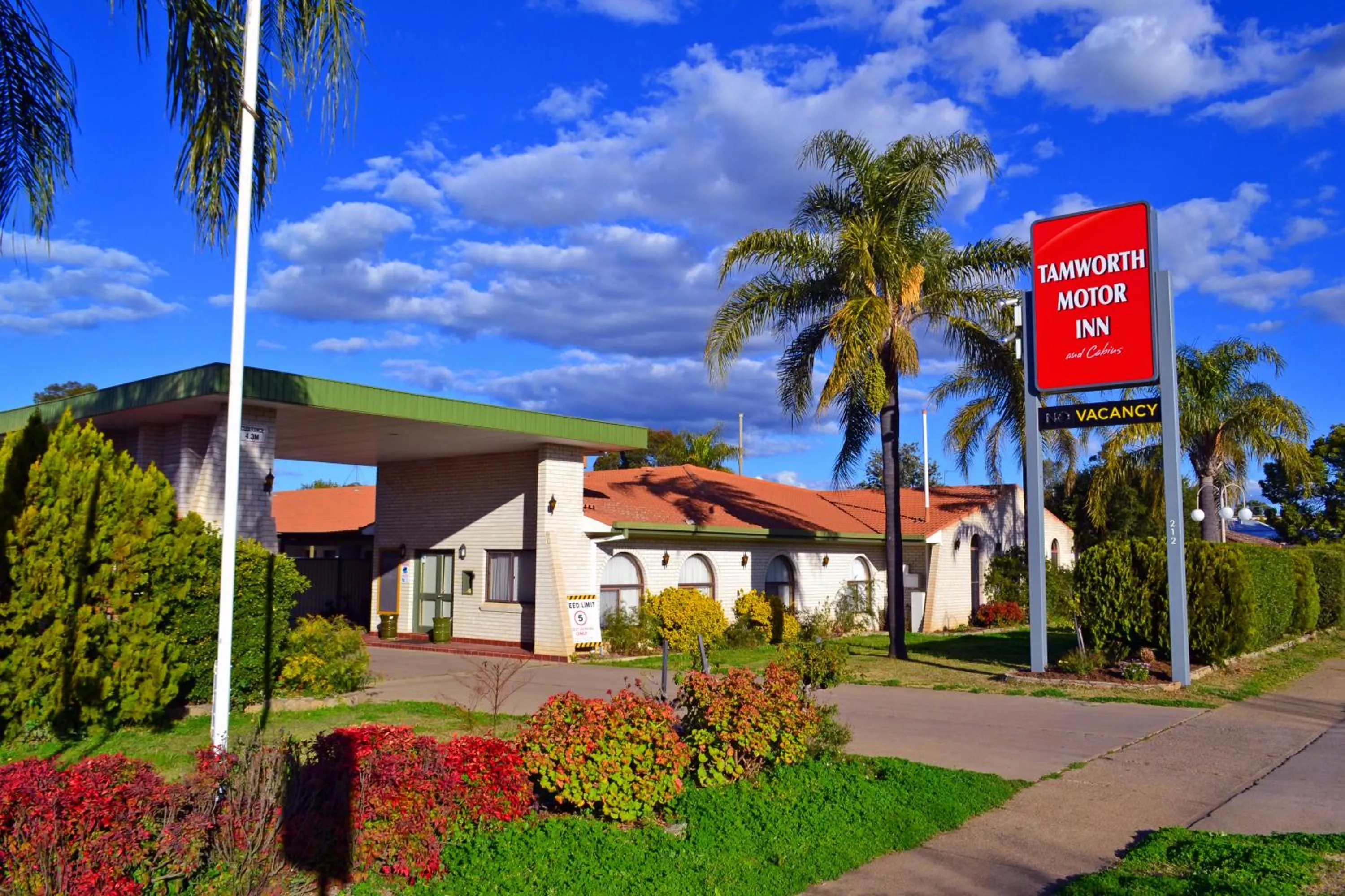 Property building in Tamworth Motor Inn & Cabins