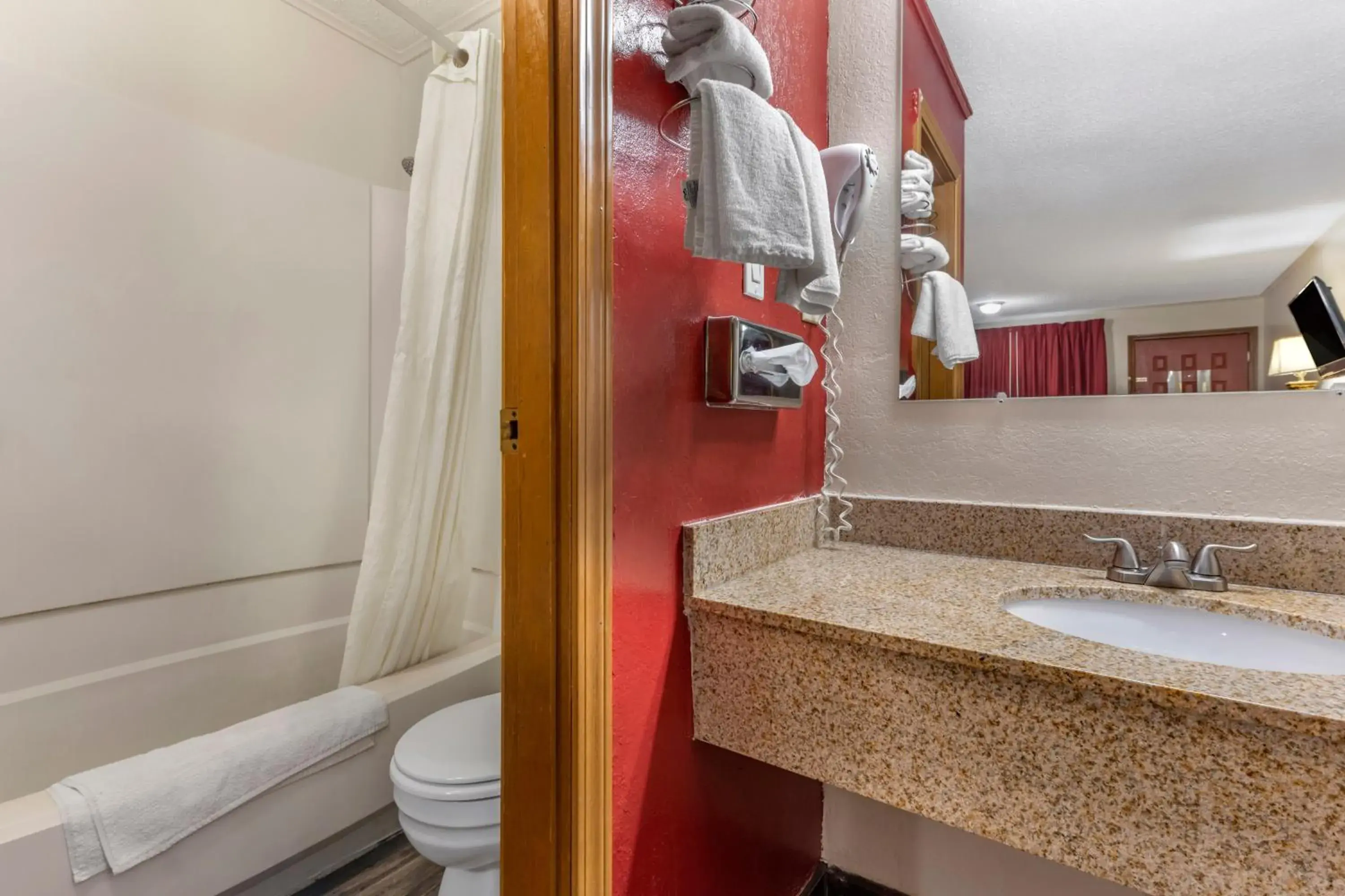 Double Room with Two Double Beds - Smoking in Econo Lodge Wooster Double Room with Two Double Beds - Smoking in Econo Lodge Wooster