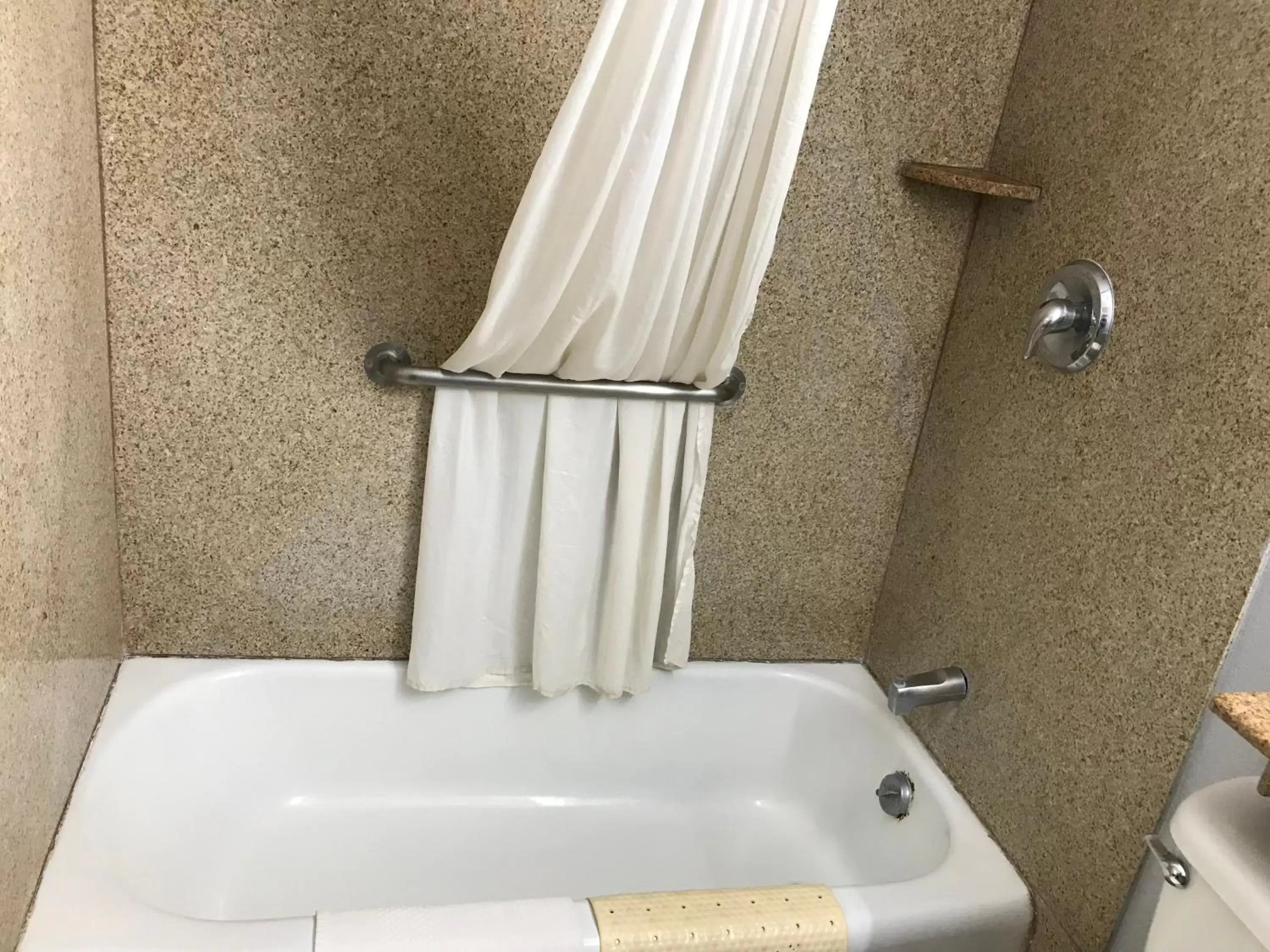 Shower, Bathroom in Budget Inn Plainview