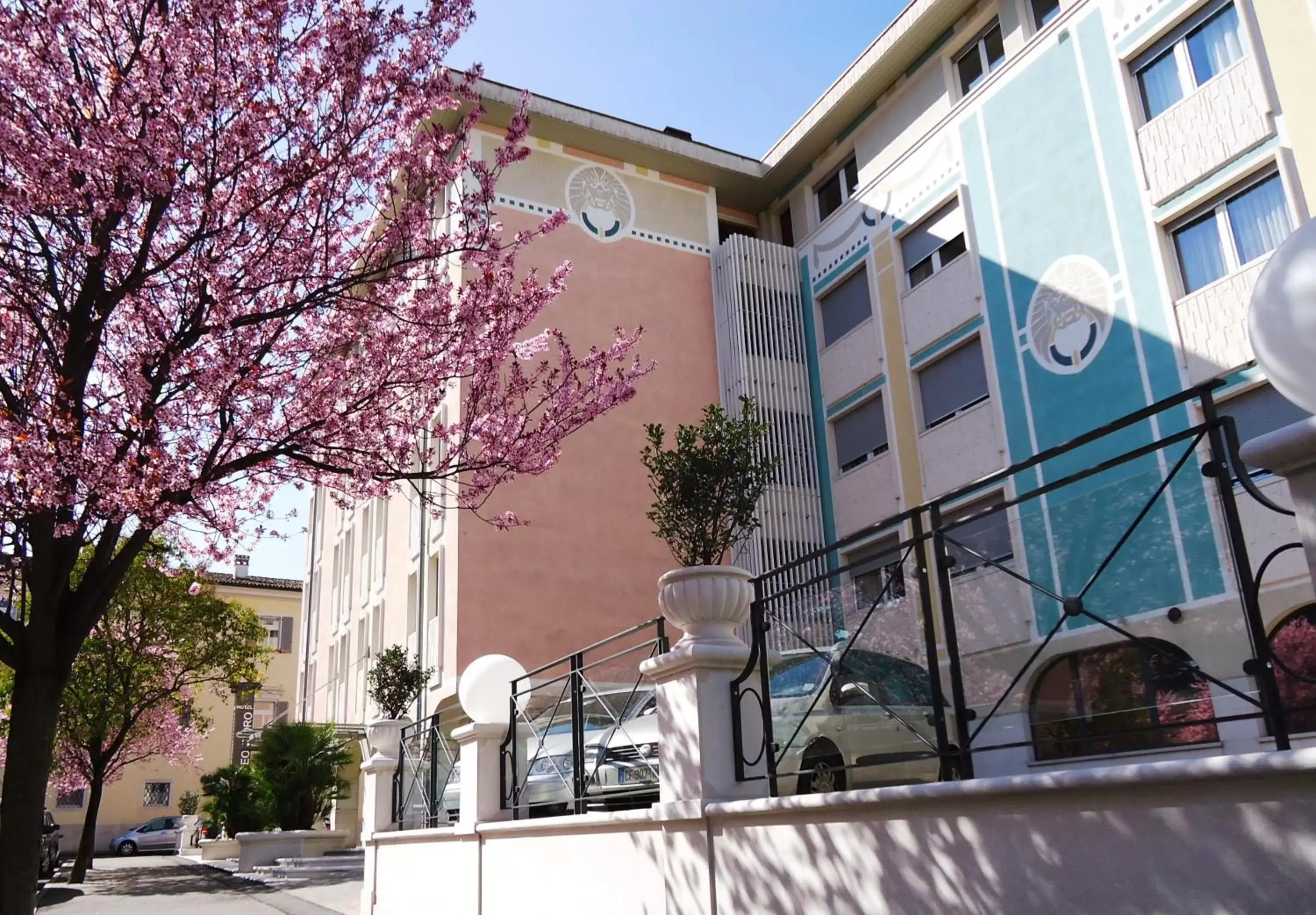 Facade/entrance, Property Building in Hotel Leon d'Oro