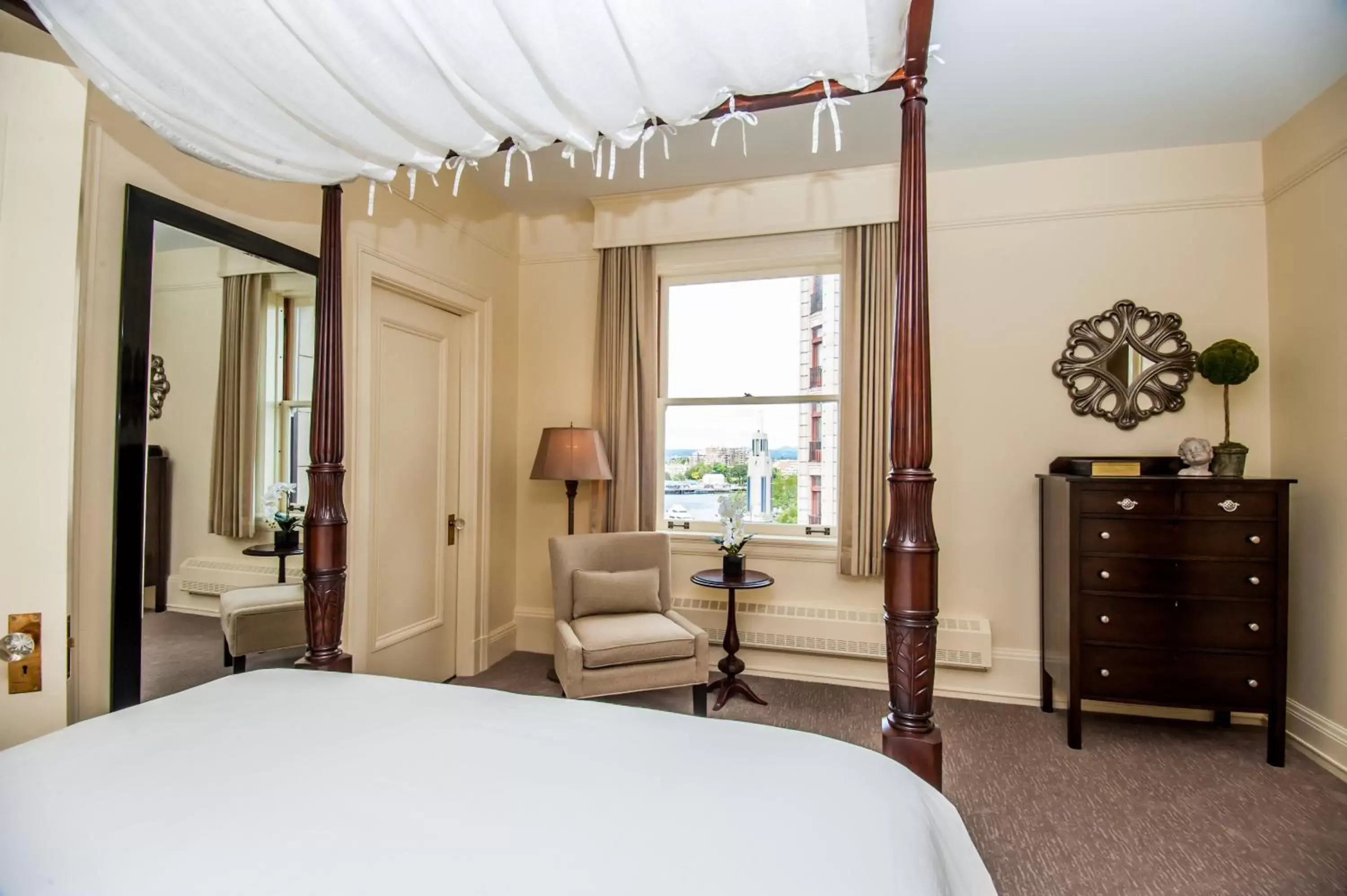 Bedroom, Bed in The Inn at the Union Club of British Columbia