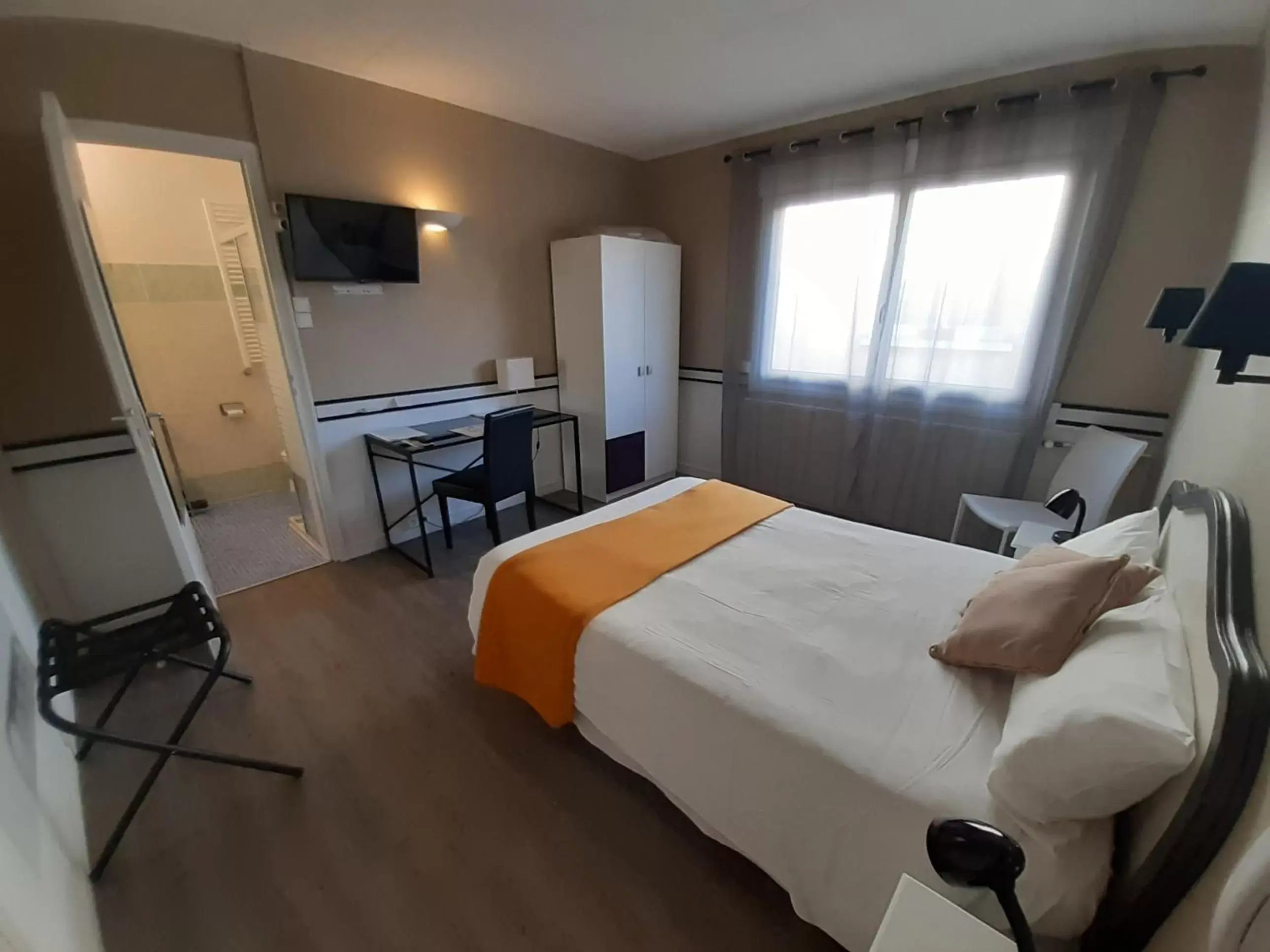 Bedroom in Hôtel du Tricastin
