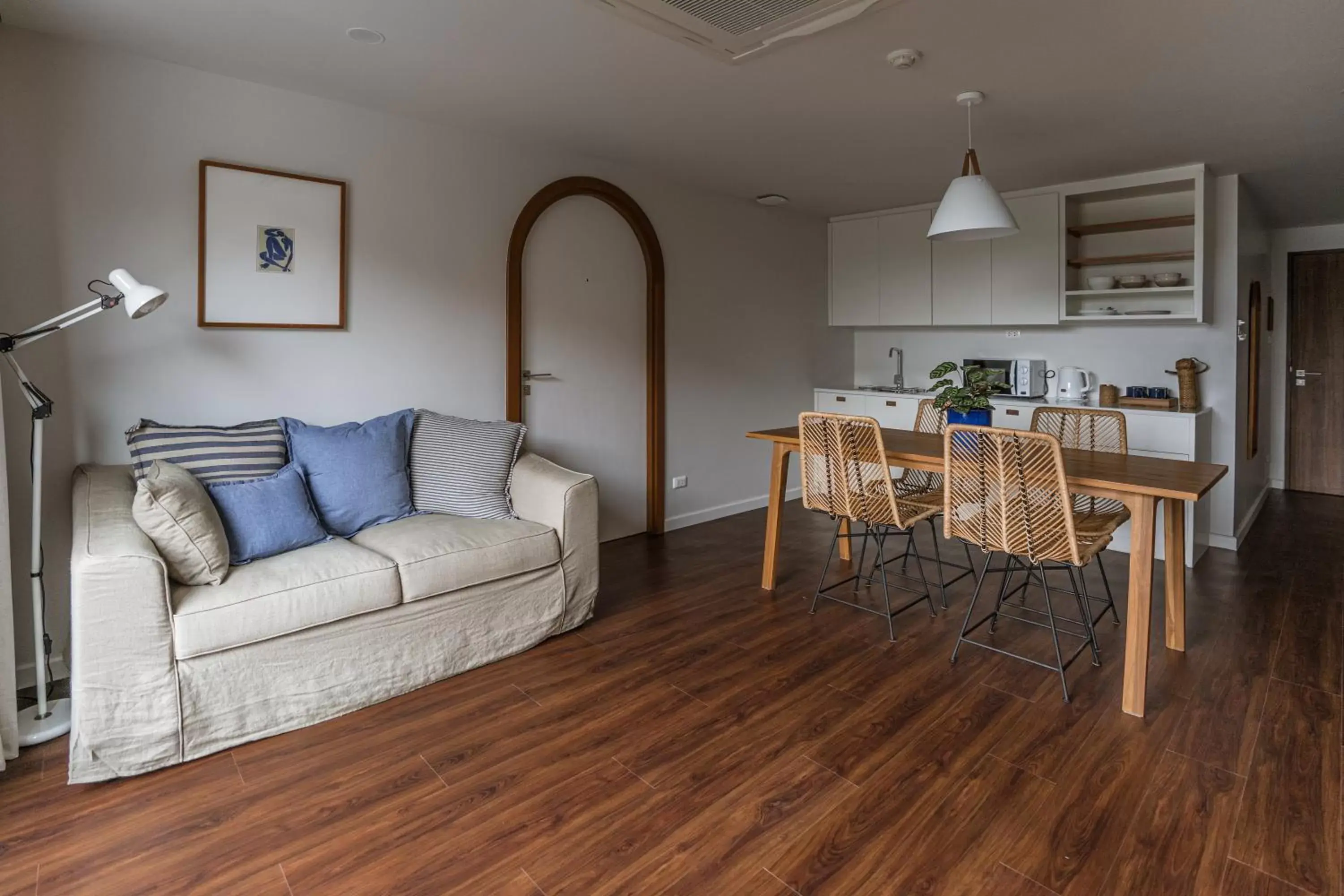 Kitchen or kitchenette, Seating Area in The Earth Hotel