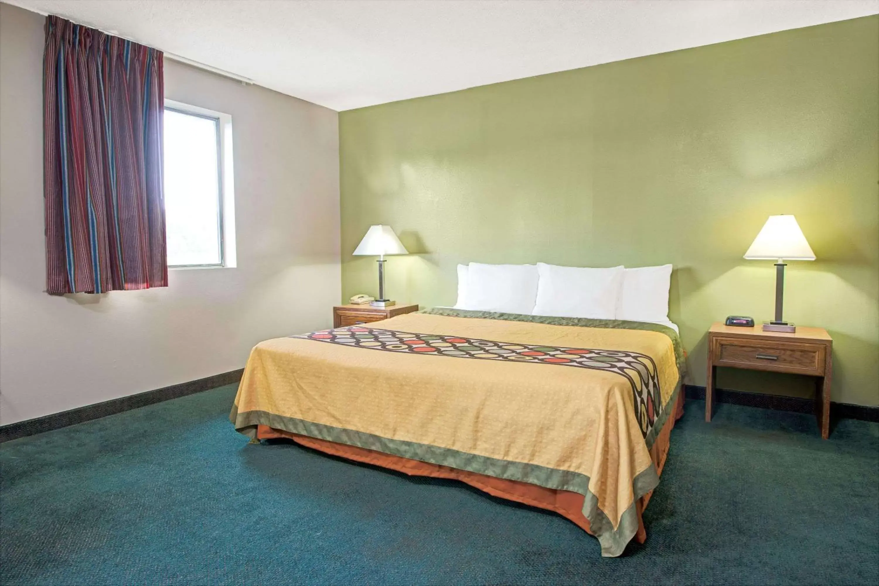 Bed in Super 8 by Wyndham Eureka/Six Flags Nearby