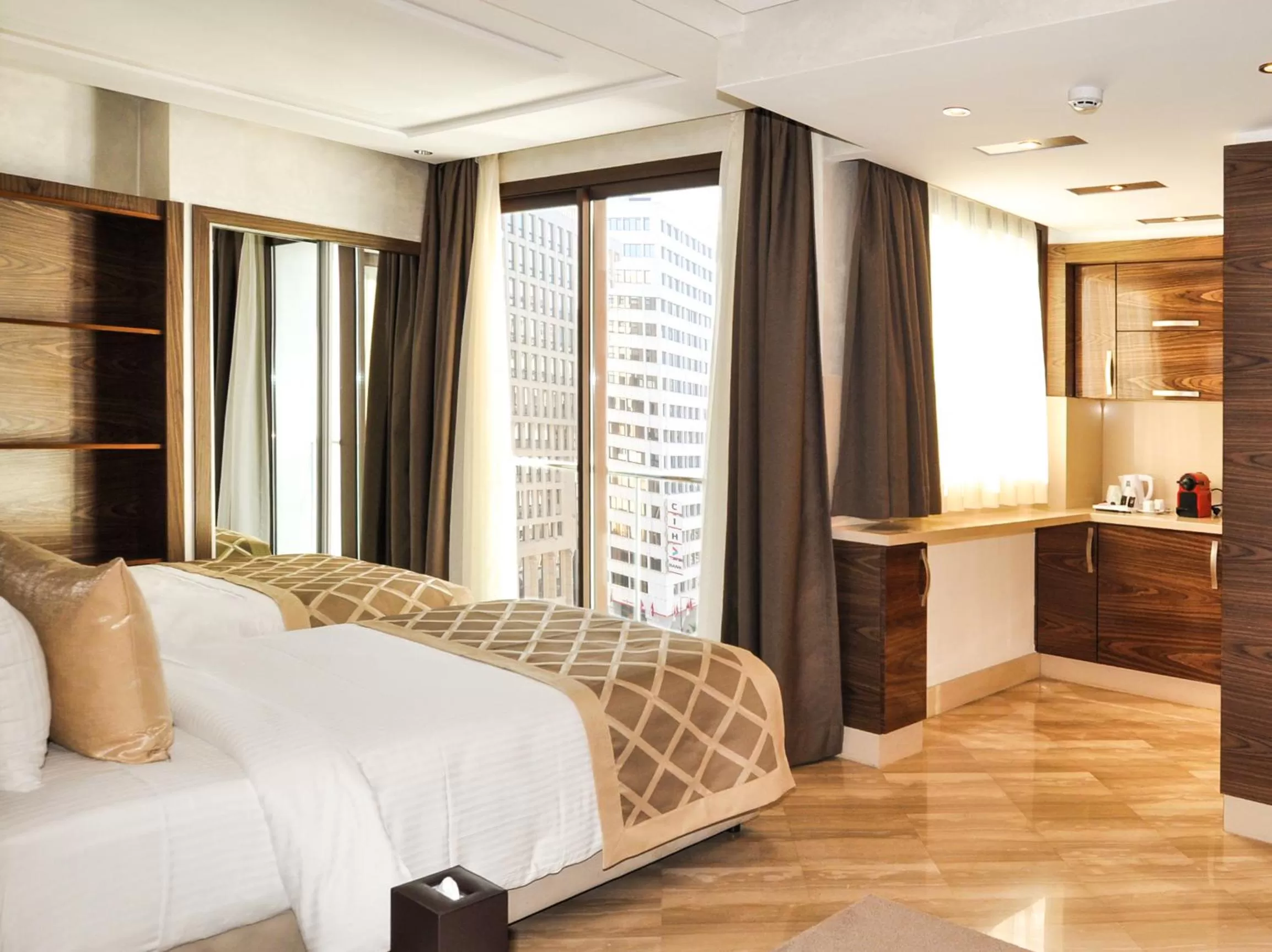 Coffee/tea facilities, Bed in Suite Hotel Casa Diamond