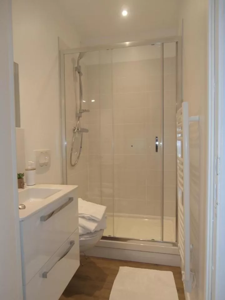 Shower in au Claire de lune