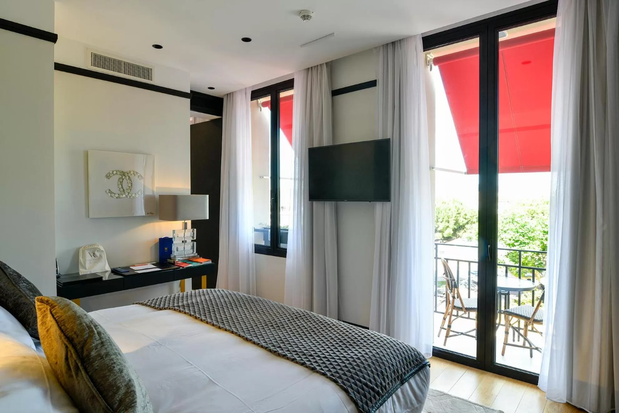 Shower, Bed in Hôtel Restaurant le Touring - Teritoria