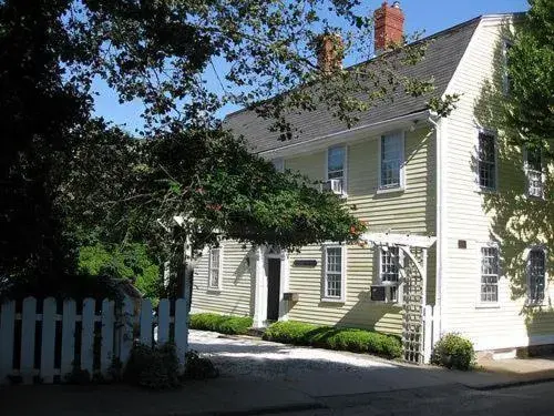 Facade/entrance, Property Building in Admiral Farragut Inn