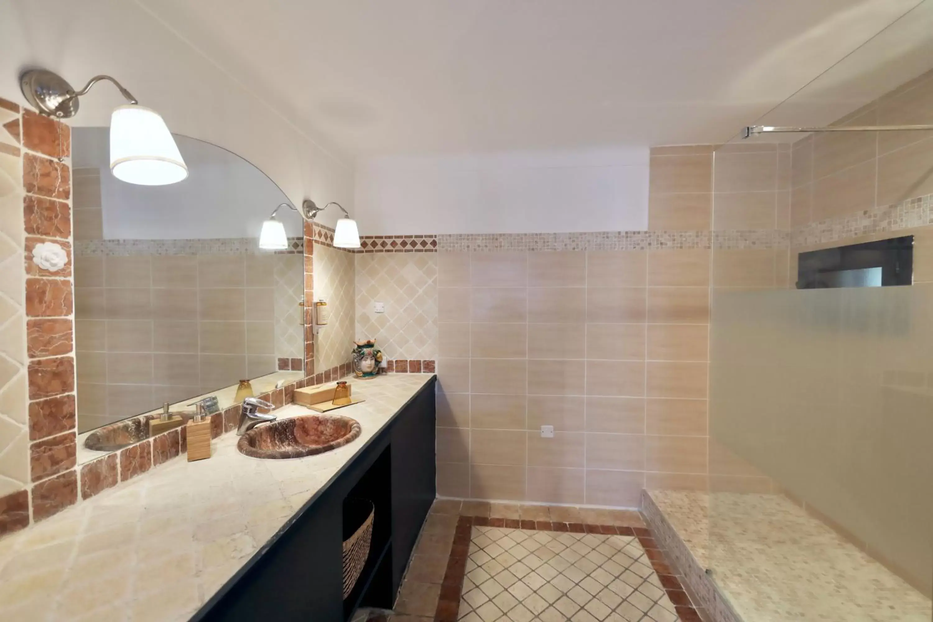 Shower, Bathroom in Luxe et sérénité au cœur de Saint-Tropez Suites spacieuses avec jardin enchanteur La Bravade