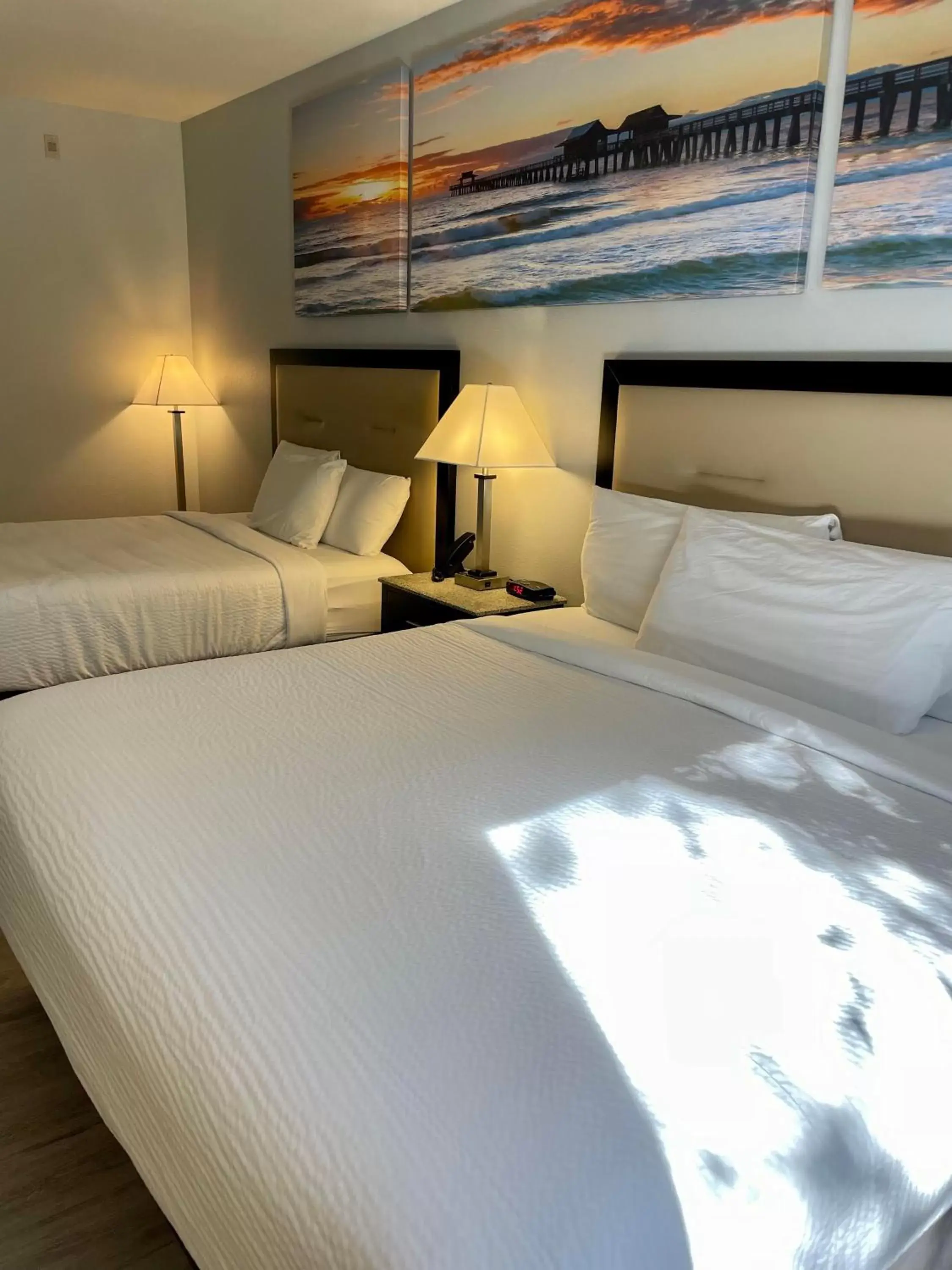 Bed in Days Inn & Suites by Wyndham Lakeland