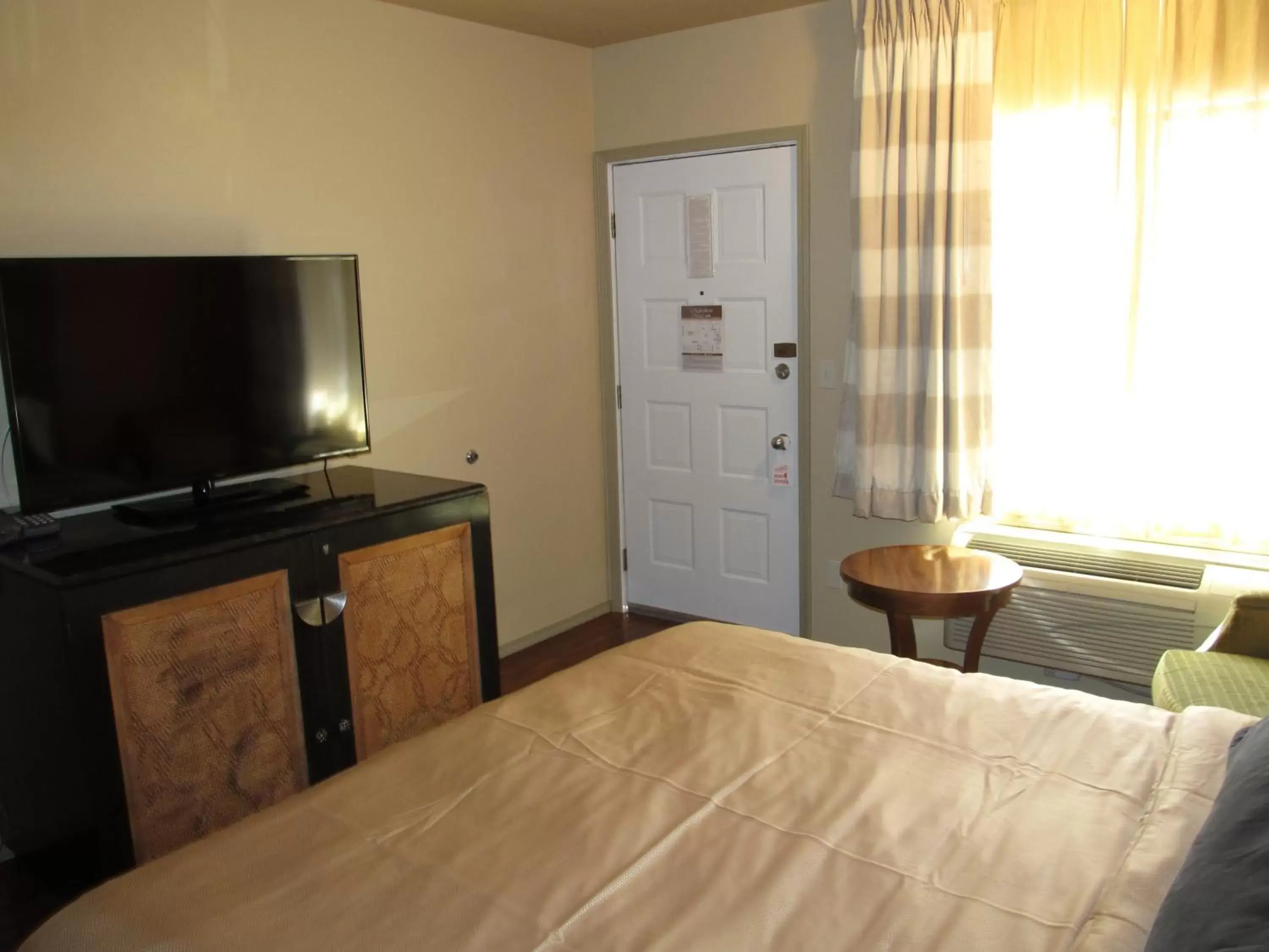 Bedroom, TV/Entertainment Center in Matterhorn Inn Ouray