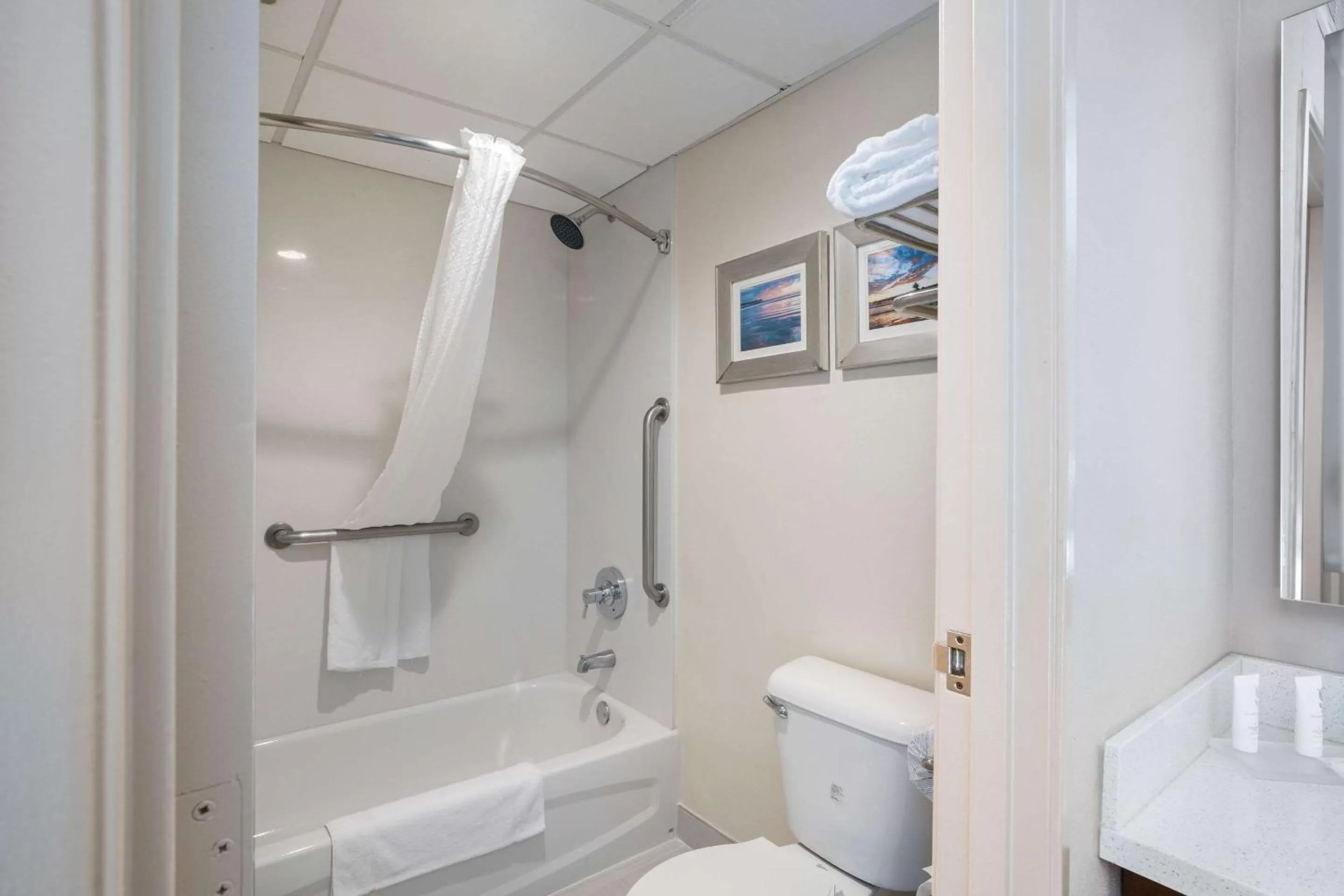 Bedroom in MainStay Suites Orange County John Wayne Airport