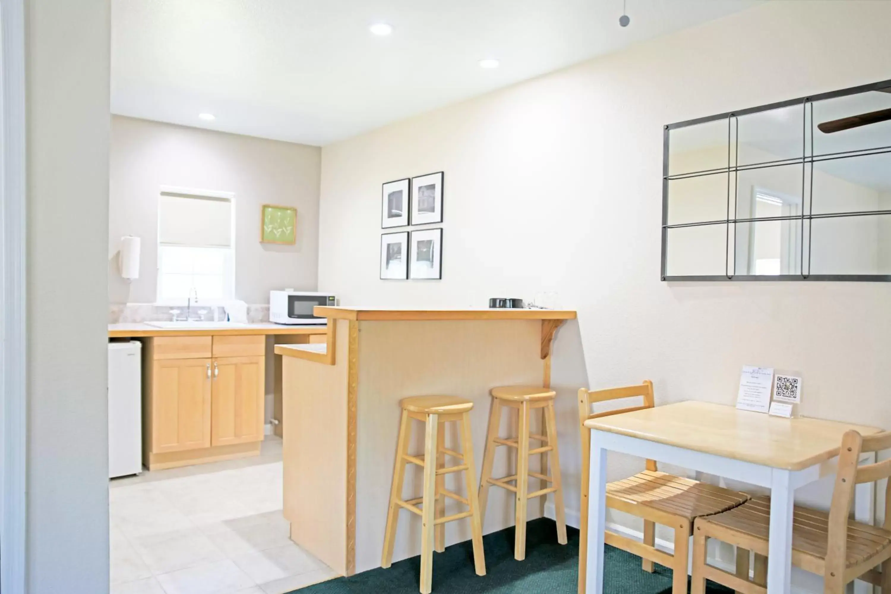 Kitchen/Kitchenette in Sierra Mountain Inn