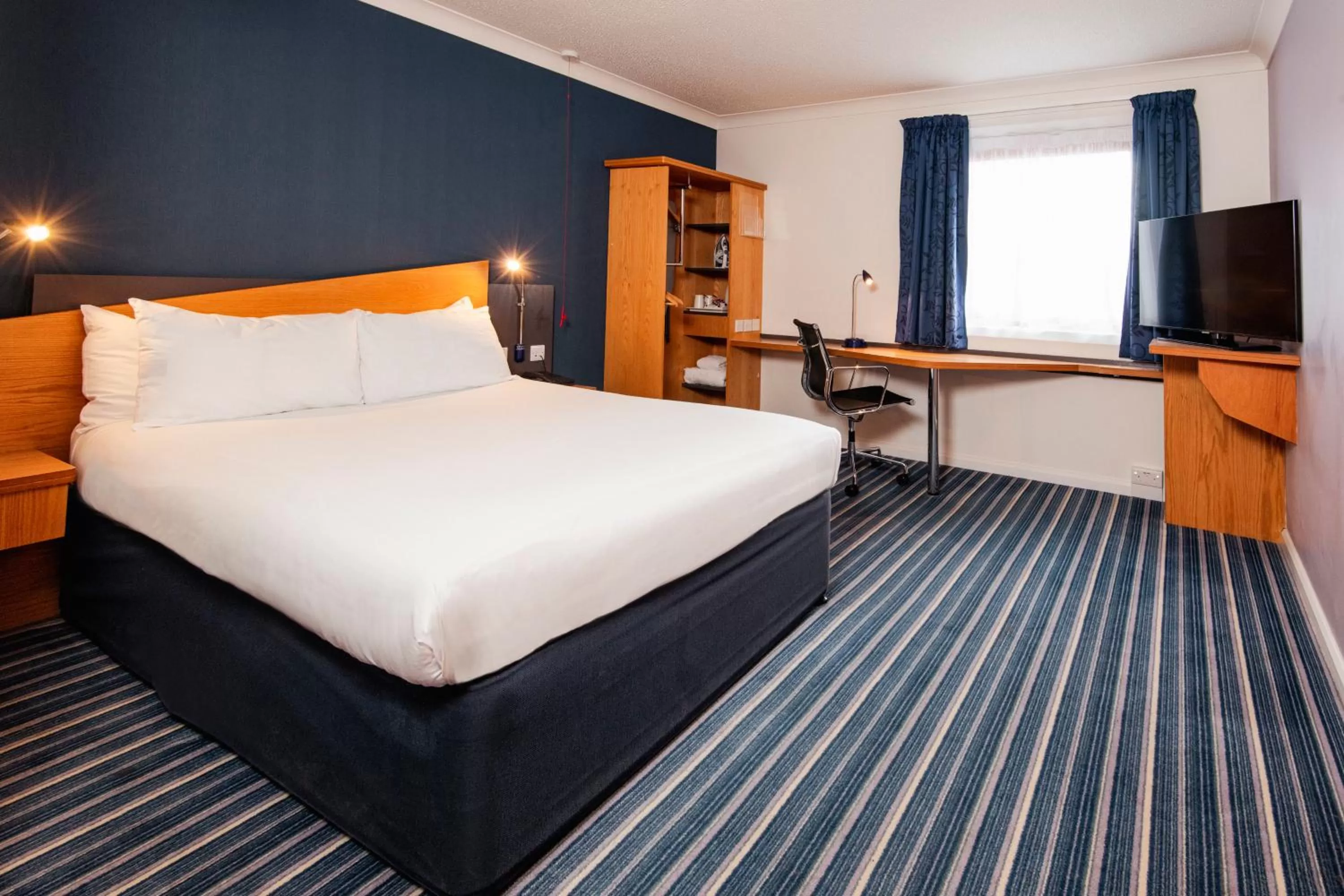 Bedroom, Bed in Holiday Inn Express London - Wandsworth by IHG