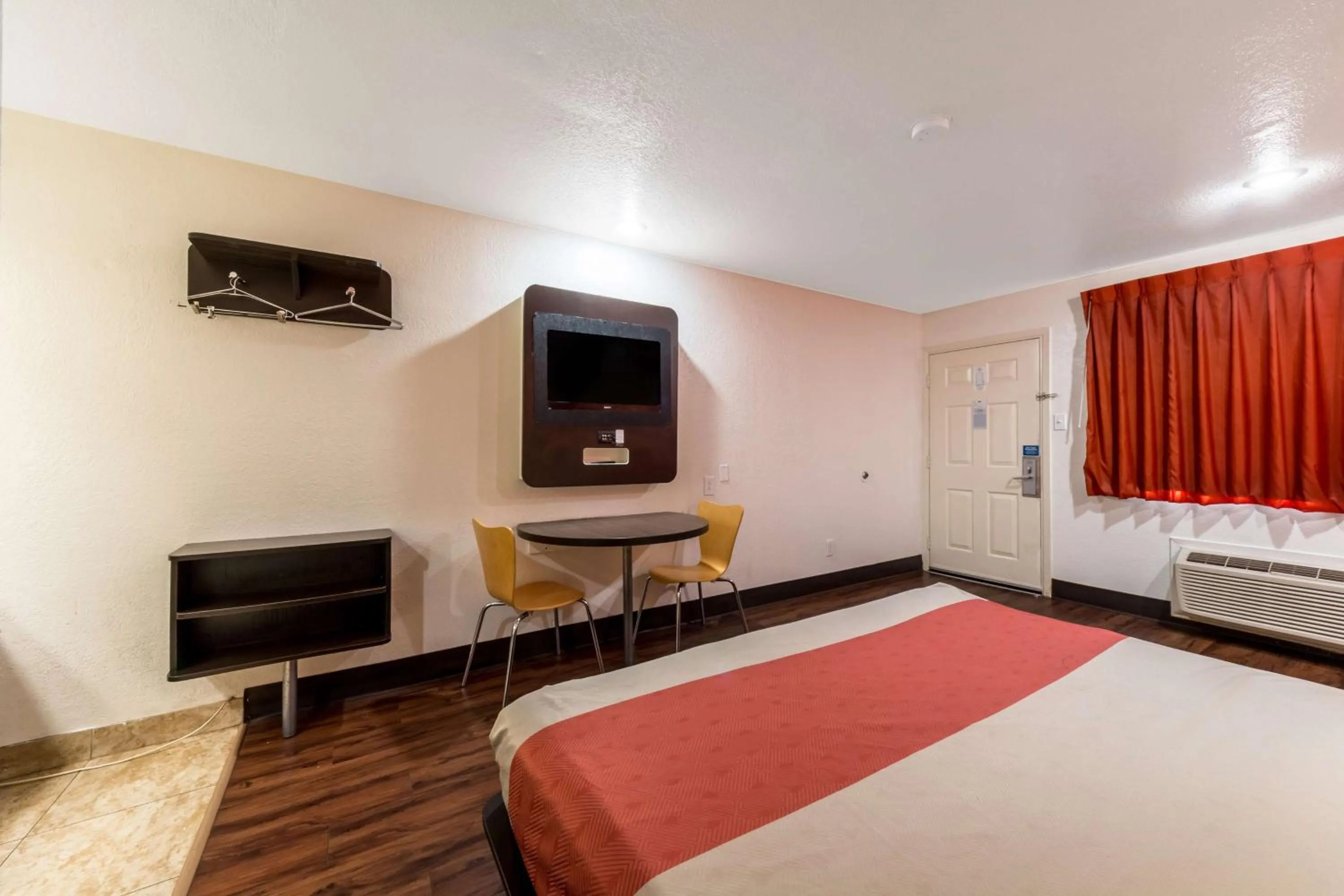 TV and multimedia, Bed in Motel 6 San Antonio, TX - Frost Bank Center