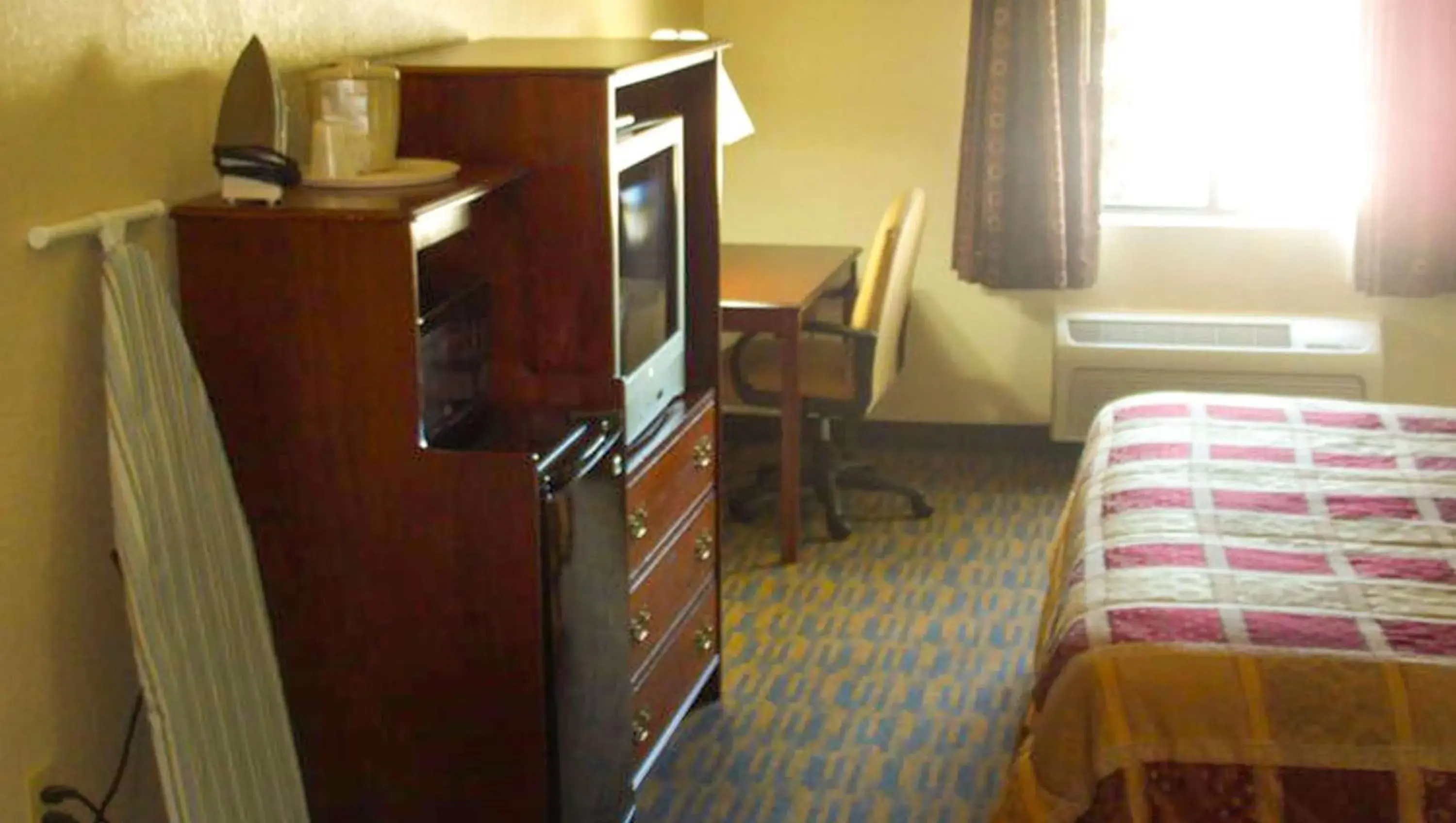 Photo of the whole room, TV/Entertainment Center in Western Motel Inn and Suites Hazlehurst