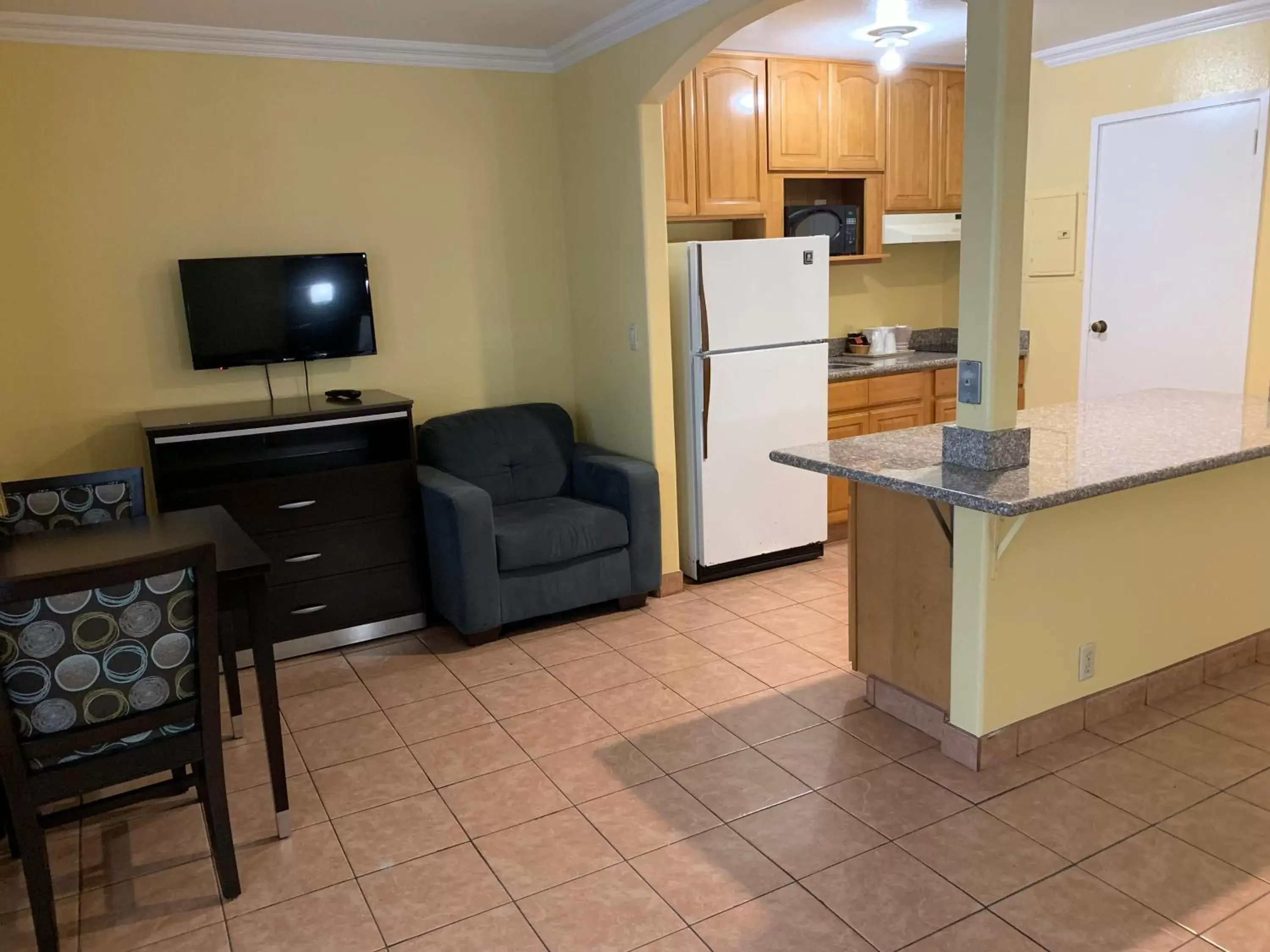 Communal lounge/ TV room, Kitchen/Kitchenette in Olive Tree Inn & Suites