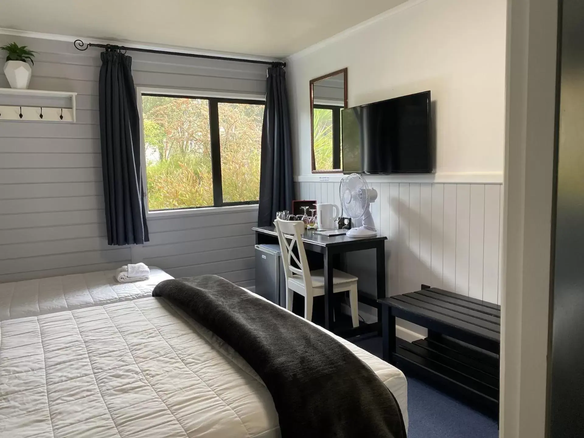 Photo of the whole room, TV/Entertainment Center in Lakefront Lodge Taupo