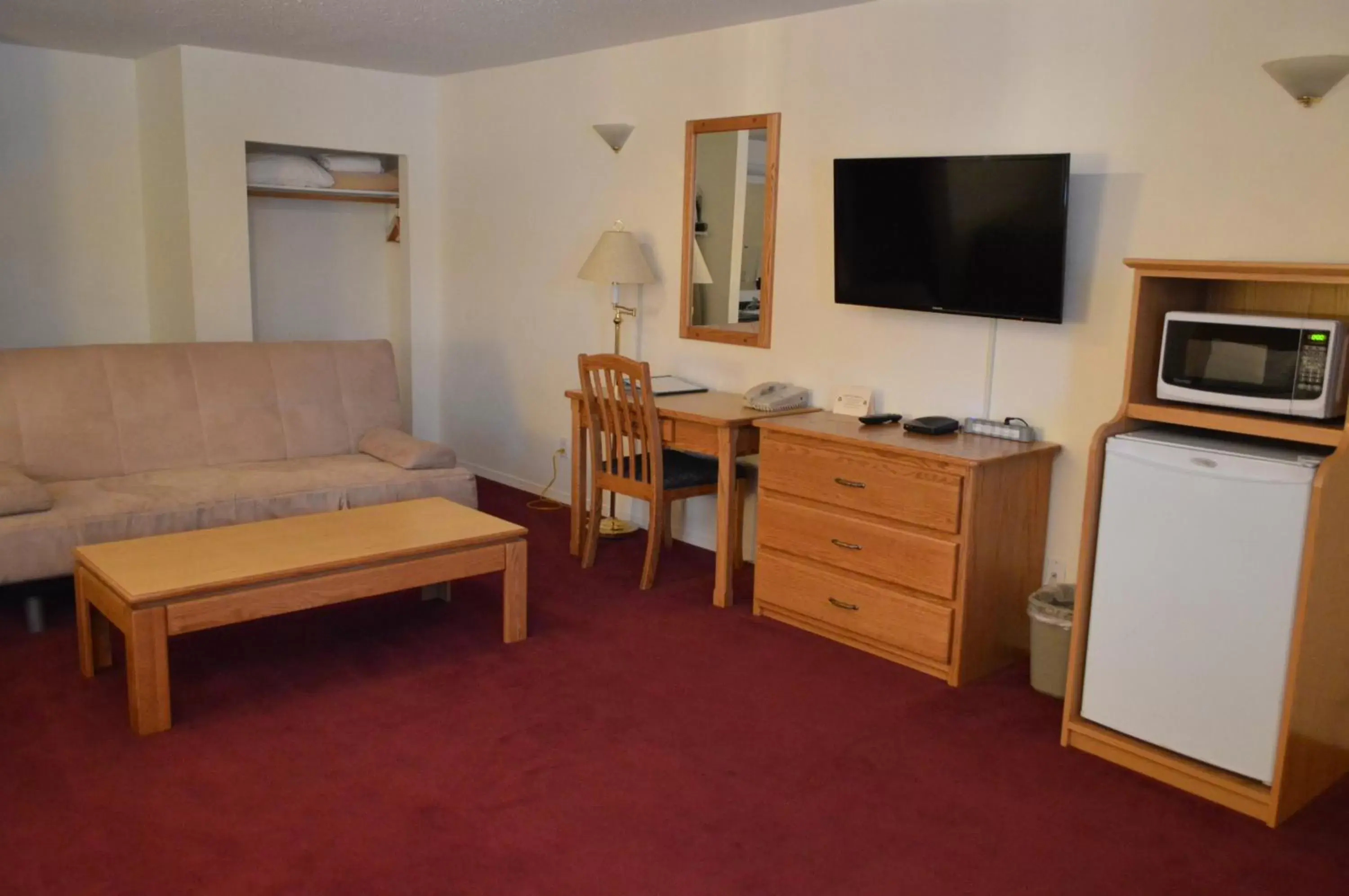 Photo of the whole room, Seating Area in Western Traveller Motel