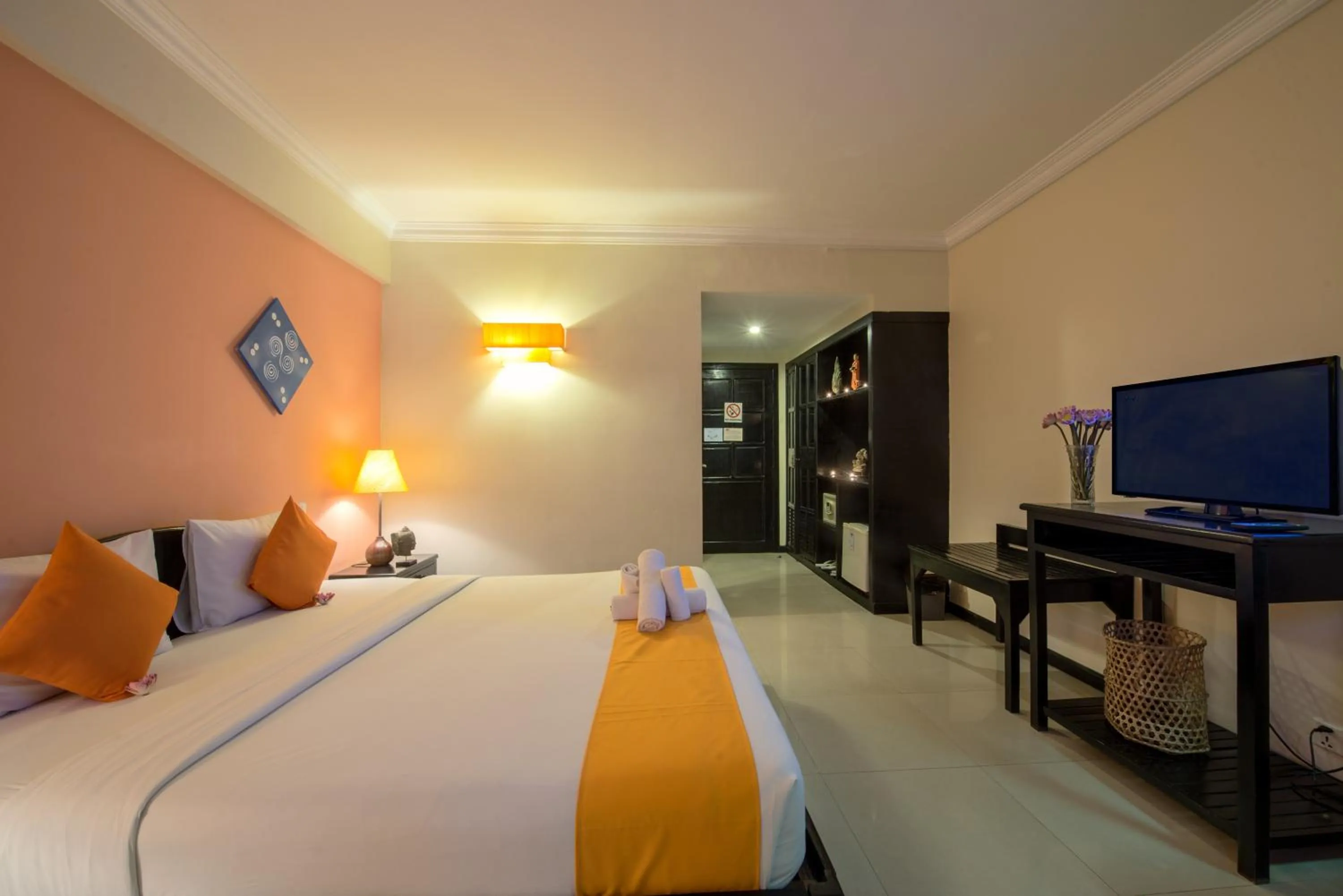 Photo of the whole room, Bed in JK Resident