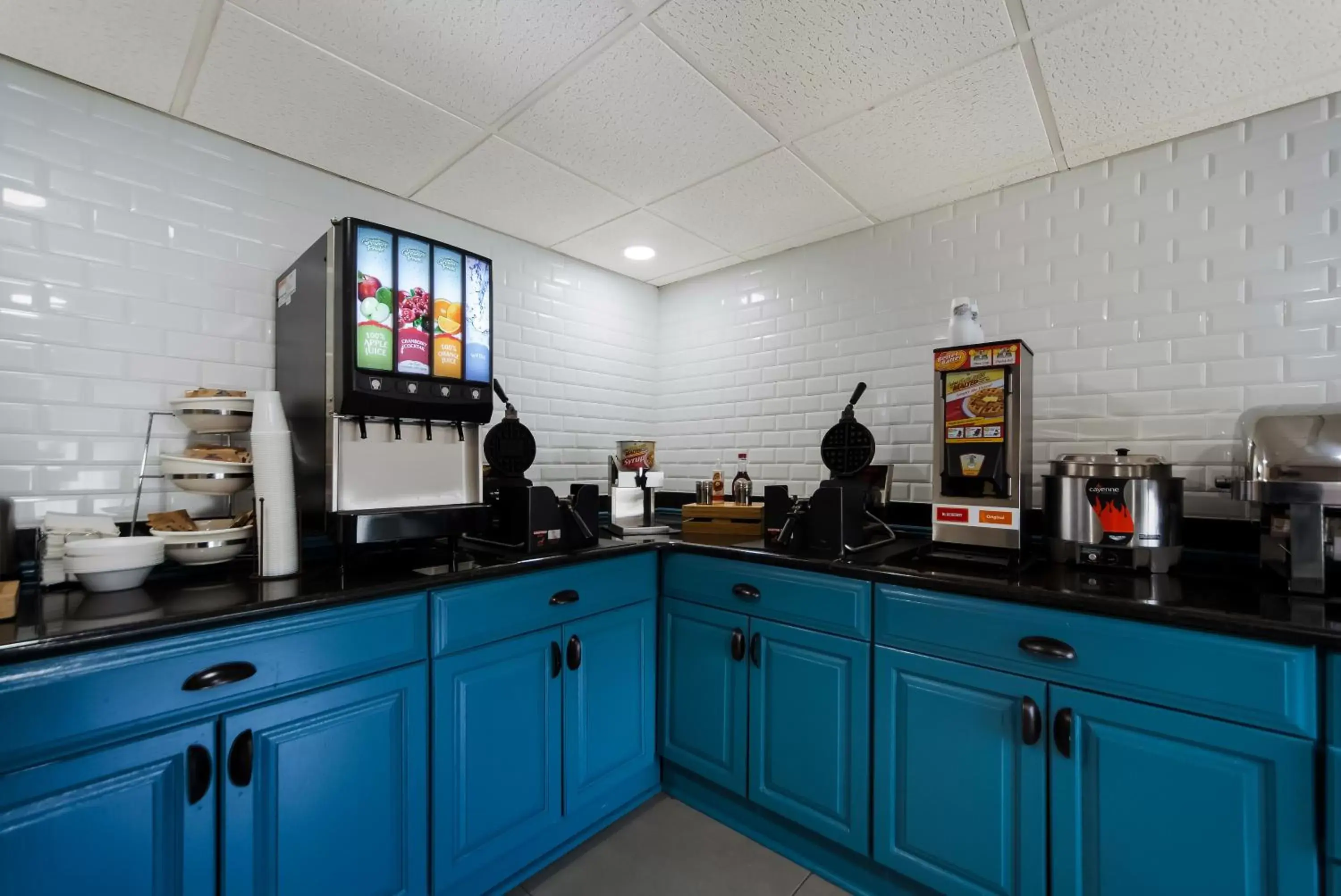 Breakfast, Kitchen/Kitchenette in Country Inn & Suites by Radisson, Lincoln Airport, NE