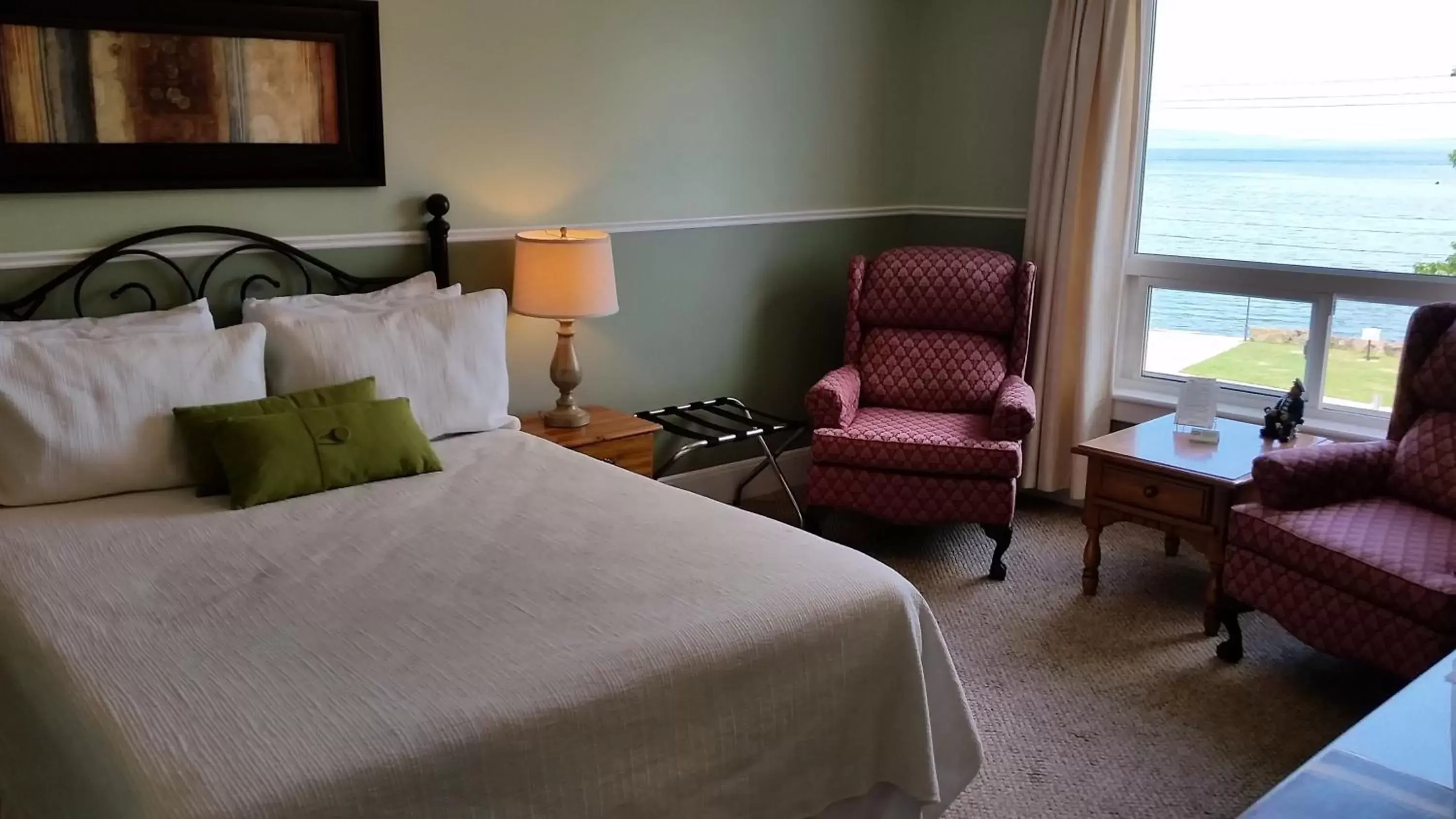 Bed, Room Photo in Bayside Inn