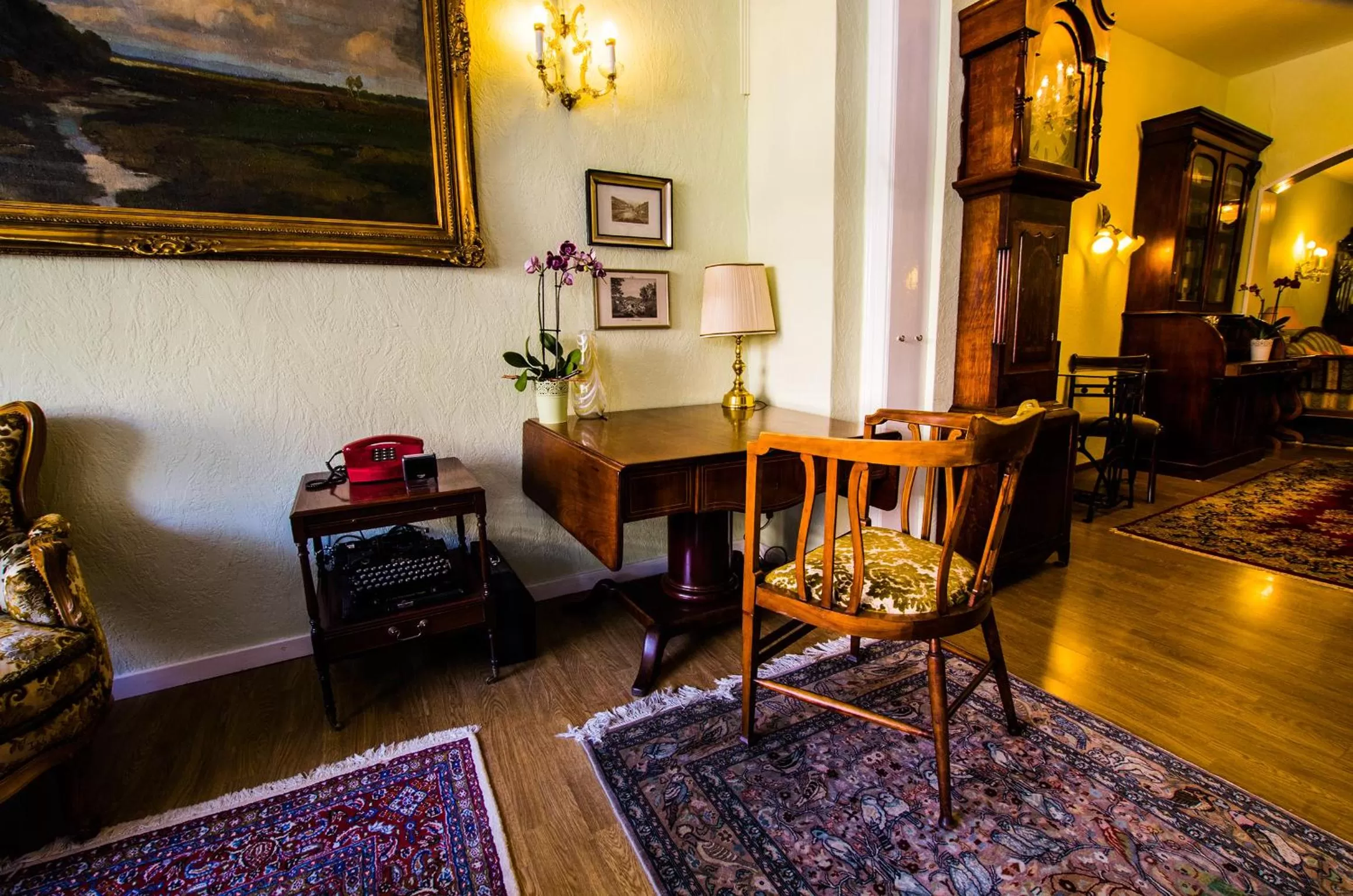 Communal lounge/ TV room in Hotel Victoria