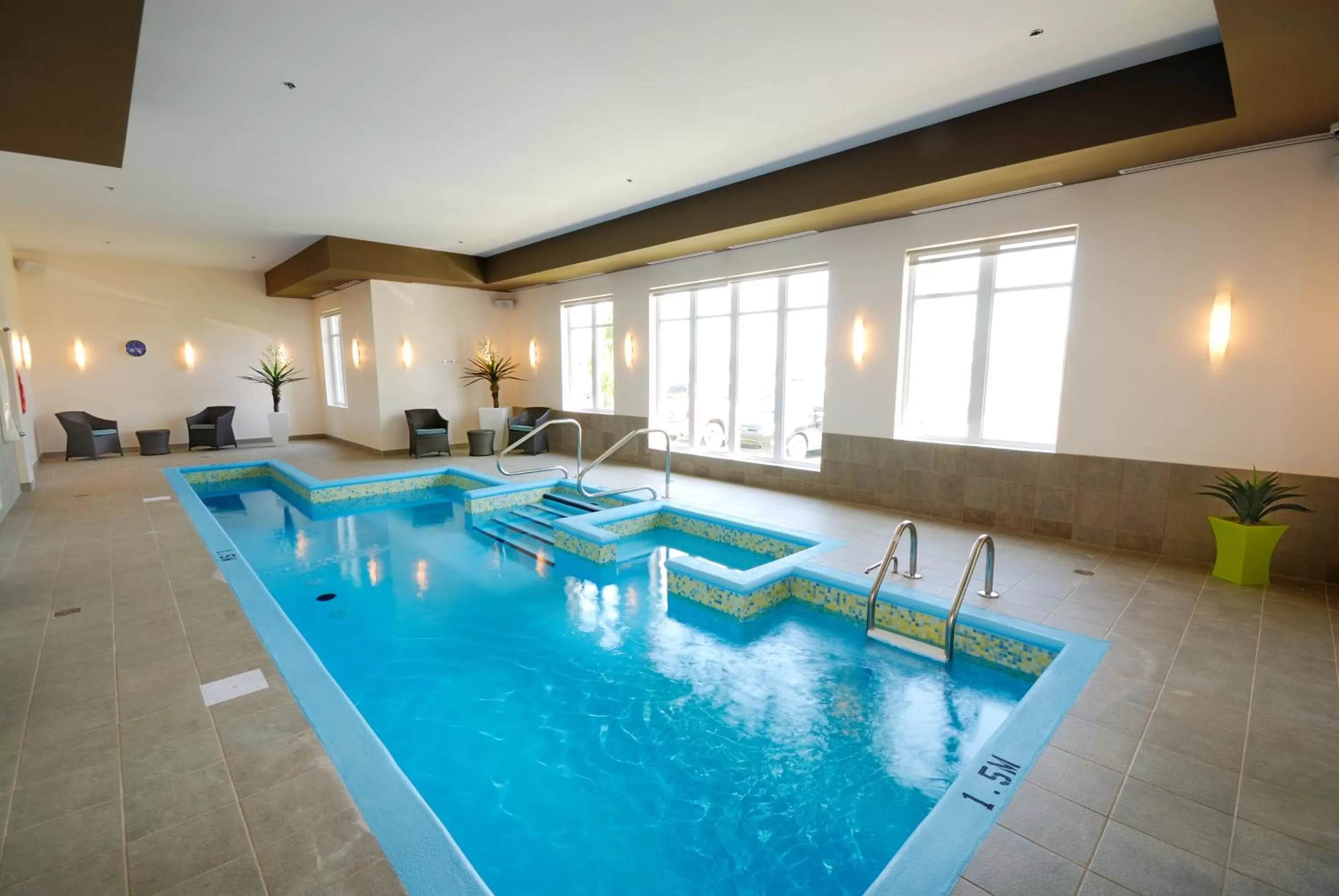 Swimming pool in Imperia Hôtel et Suites Terrebonne