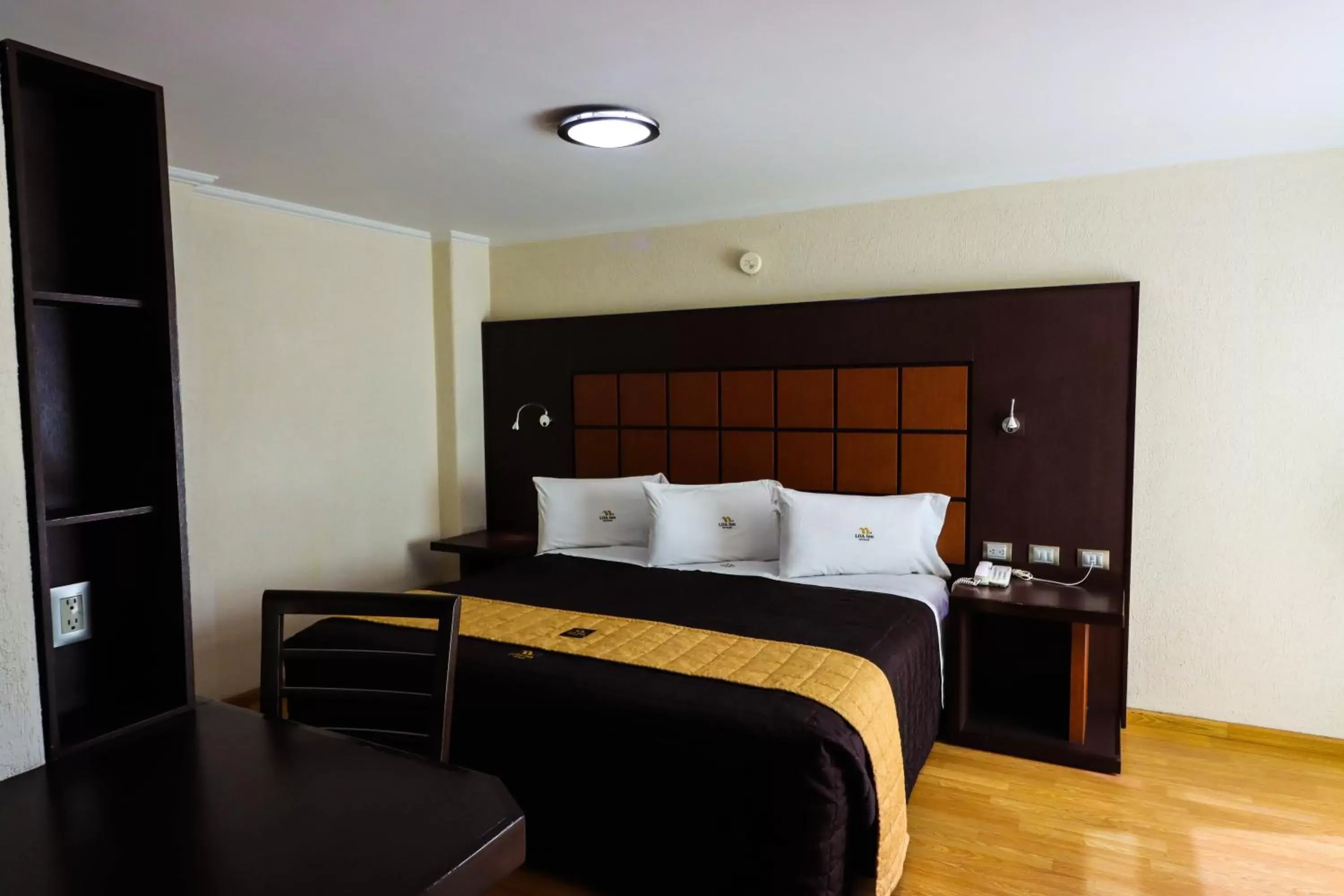 Photo of the whole room, Bed in Loa Inn Centro Puebla