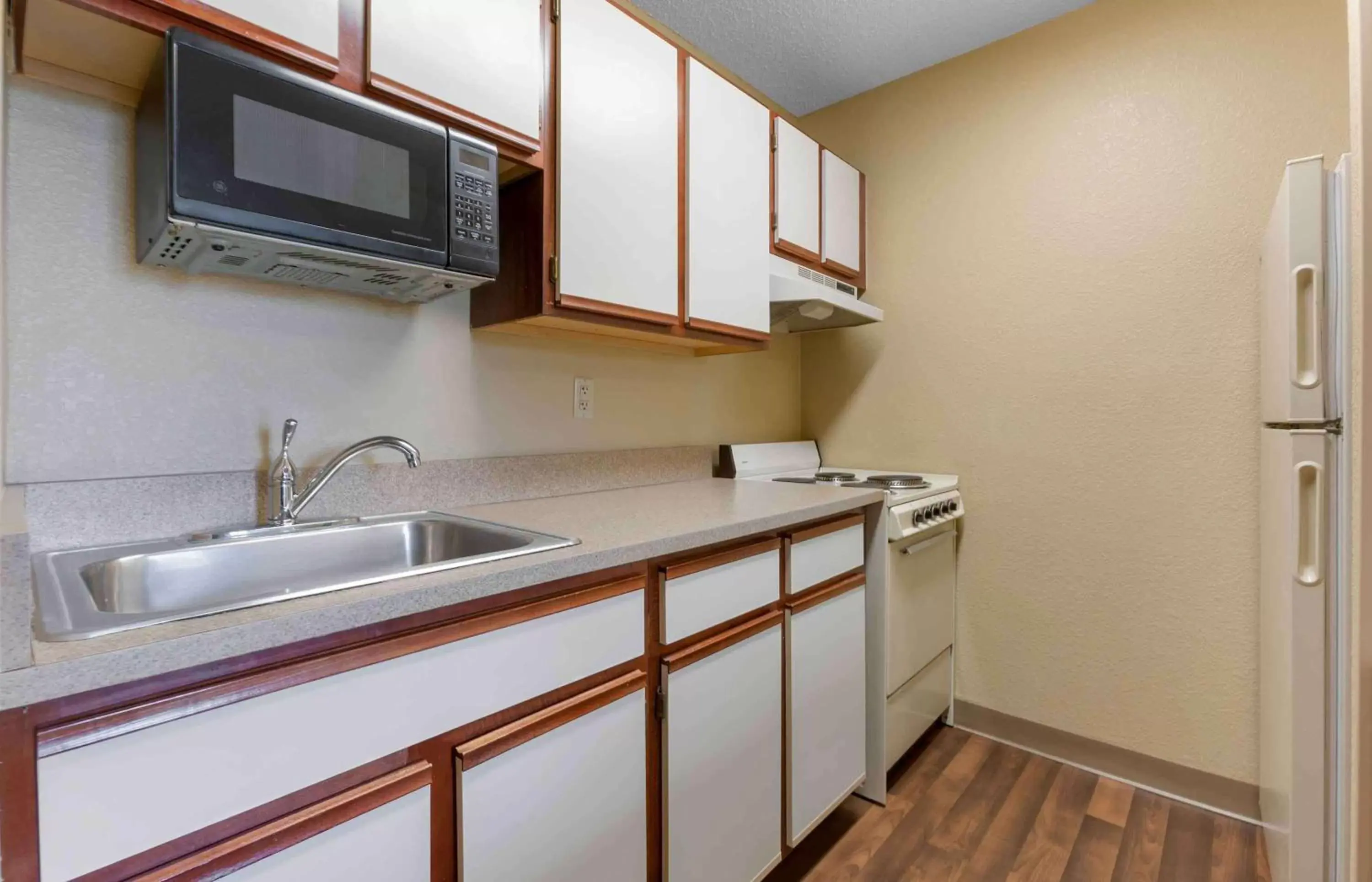 Bedroom, Kitchen/Kitchenette in Extended Stay America Suites - Toledo - Maumee