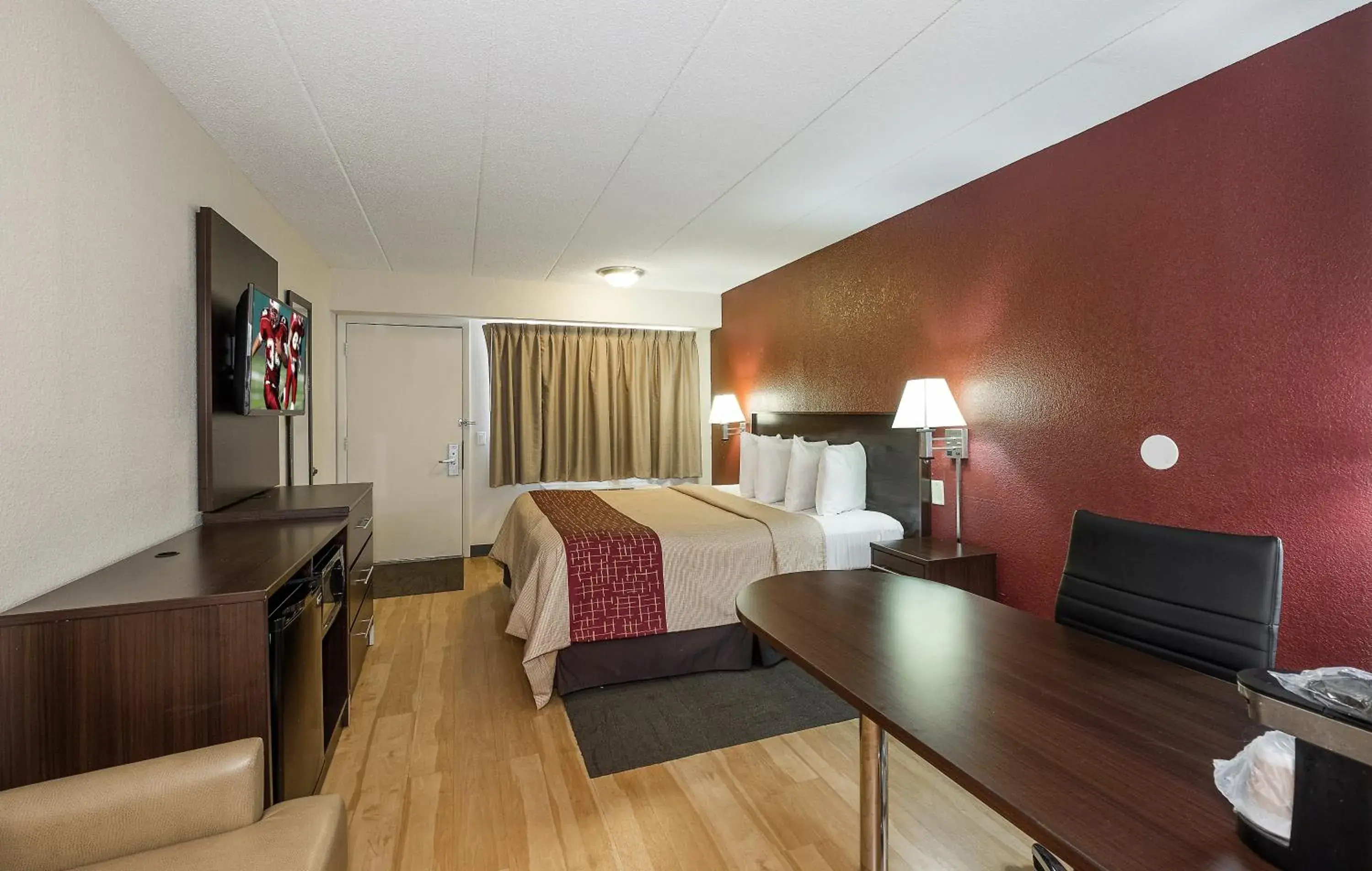 Photo of the whole room, Bed in Red Roof Inn Columbus East- Reynoldsburg