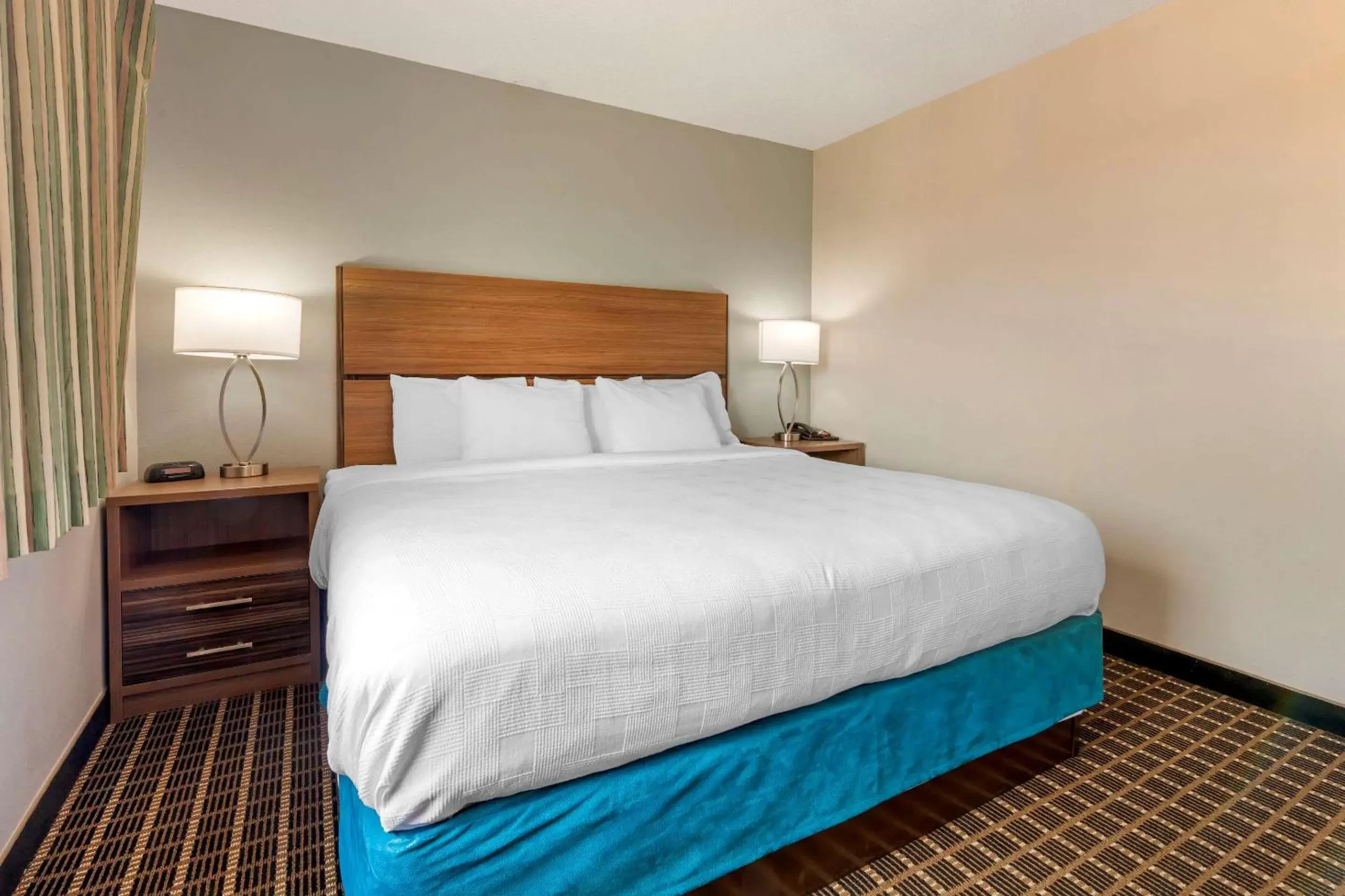 Bedroom, Bed in MainStay Suites Dubuque at Hwy 20