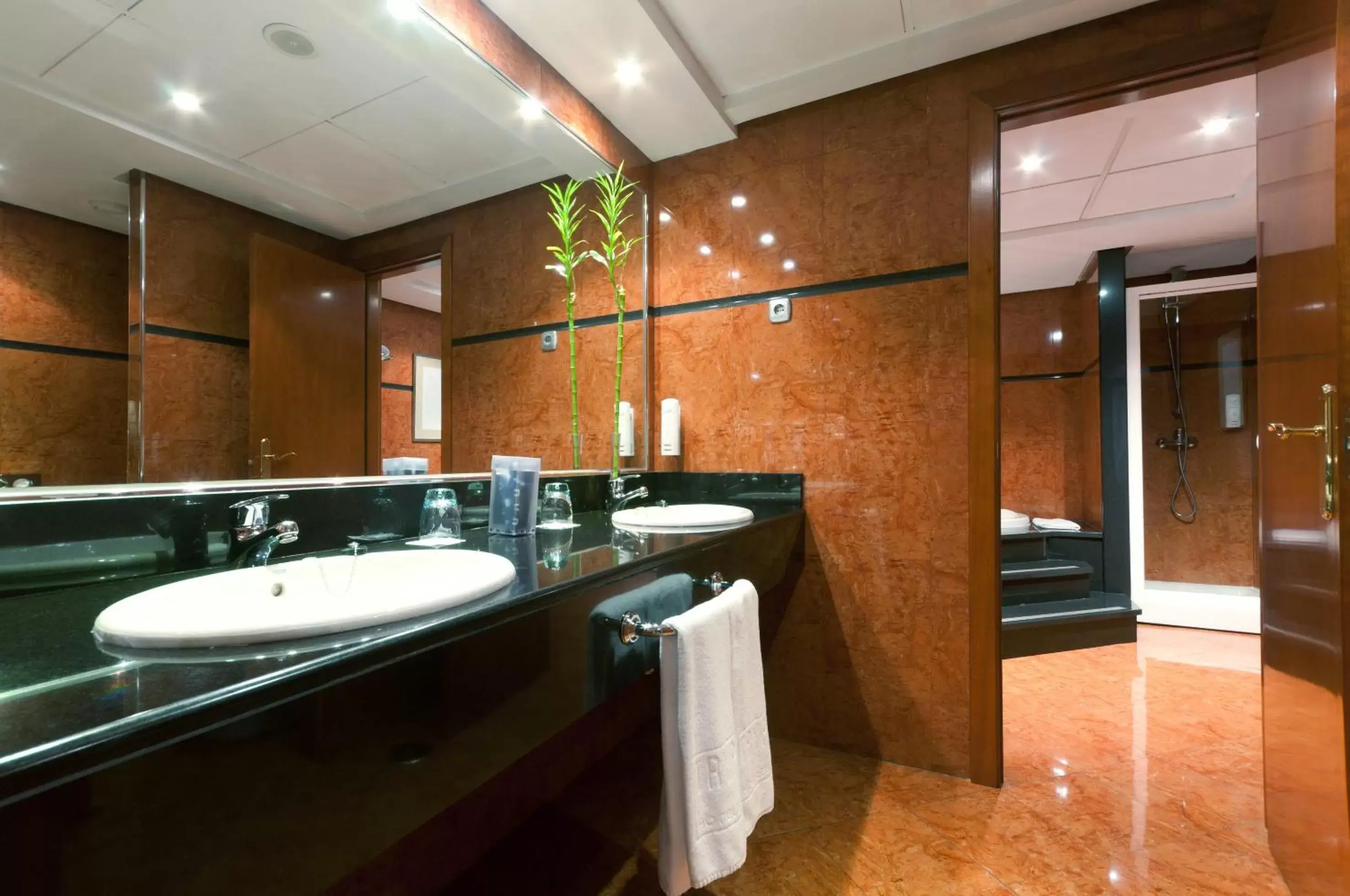 Bathroom in Hotel Madrid Alameda Aeropuerto, Affiliated by Meliá