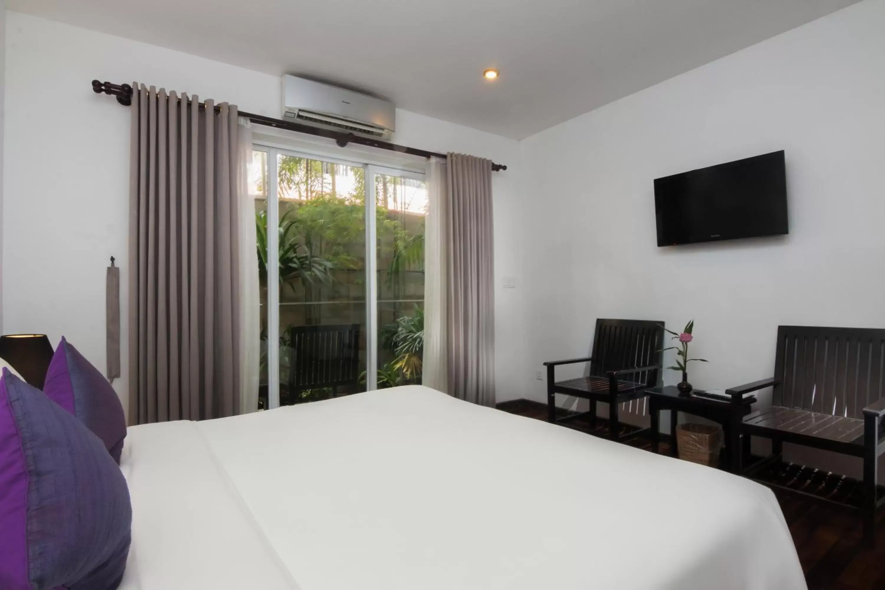 Photo of the whole room, Bed in Apsara Centrepole Hotel