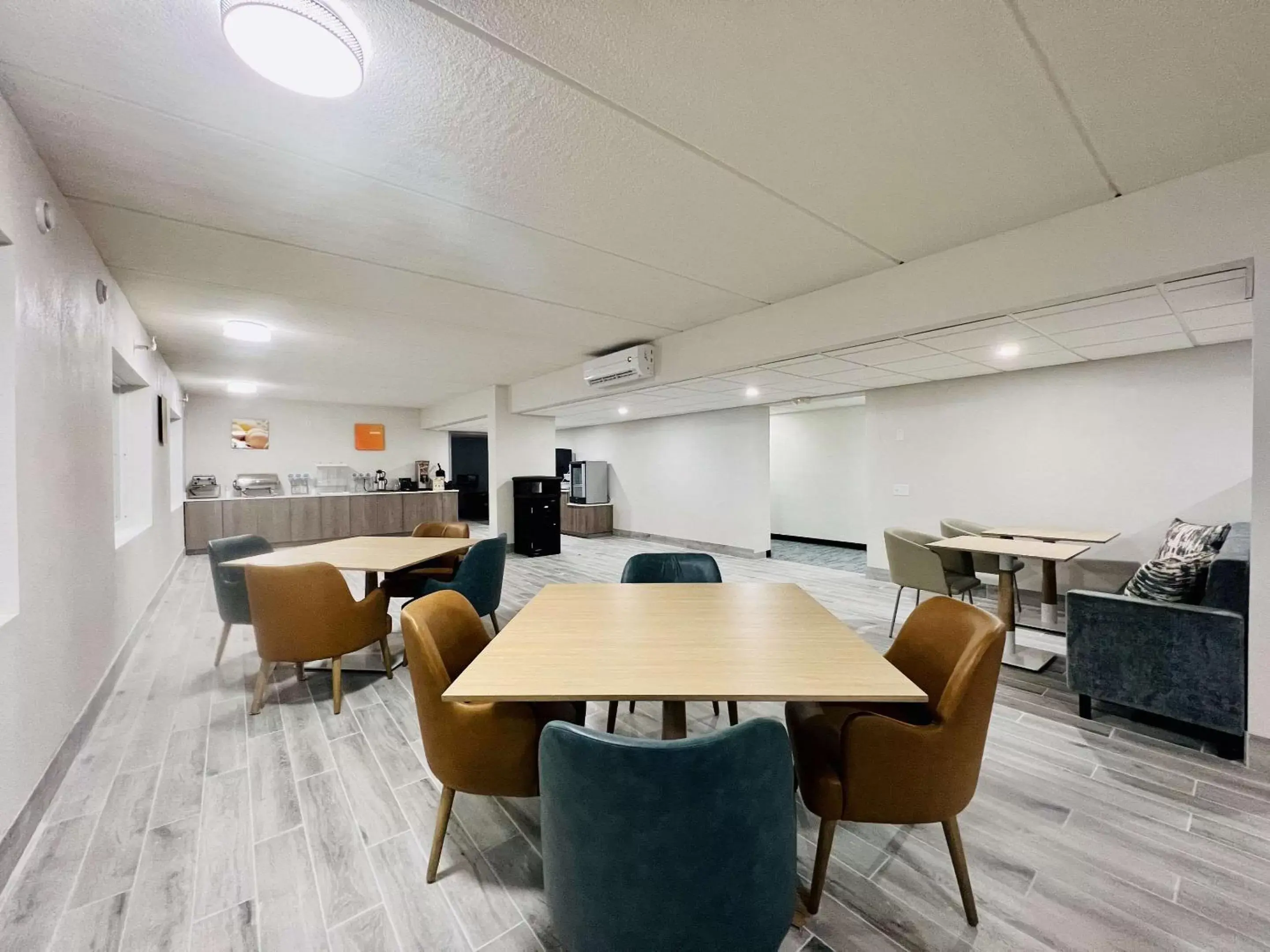 Seating area in Comfort Inn & Suites