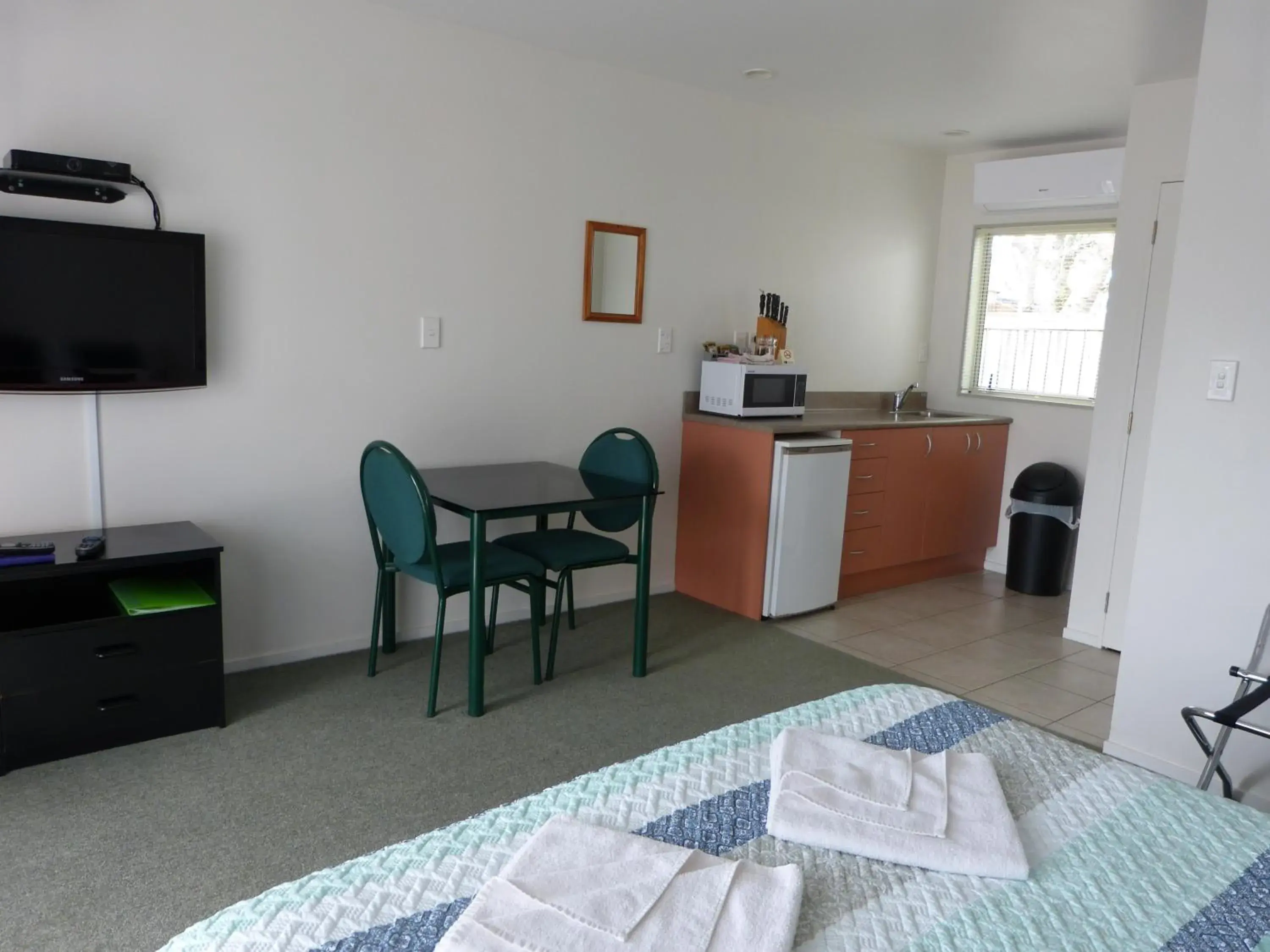 Kitchen or kitchenette, TV/Entertainment Center in Blake Court Motel