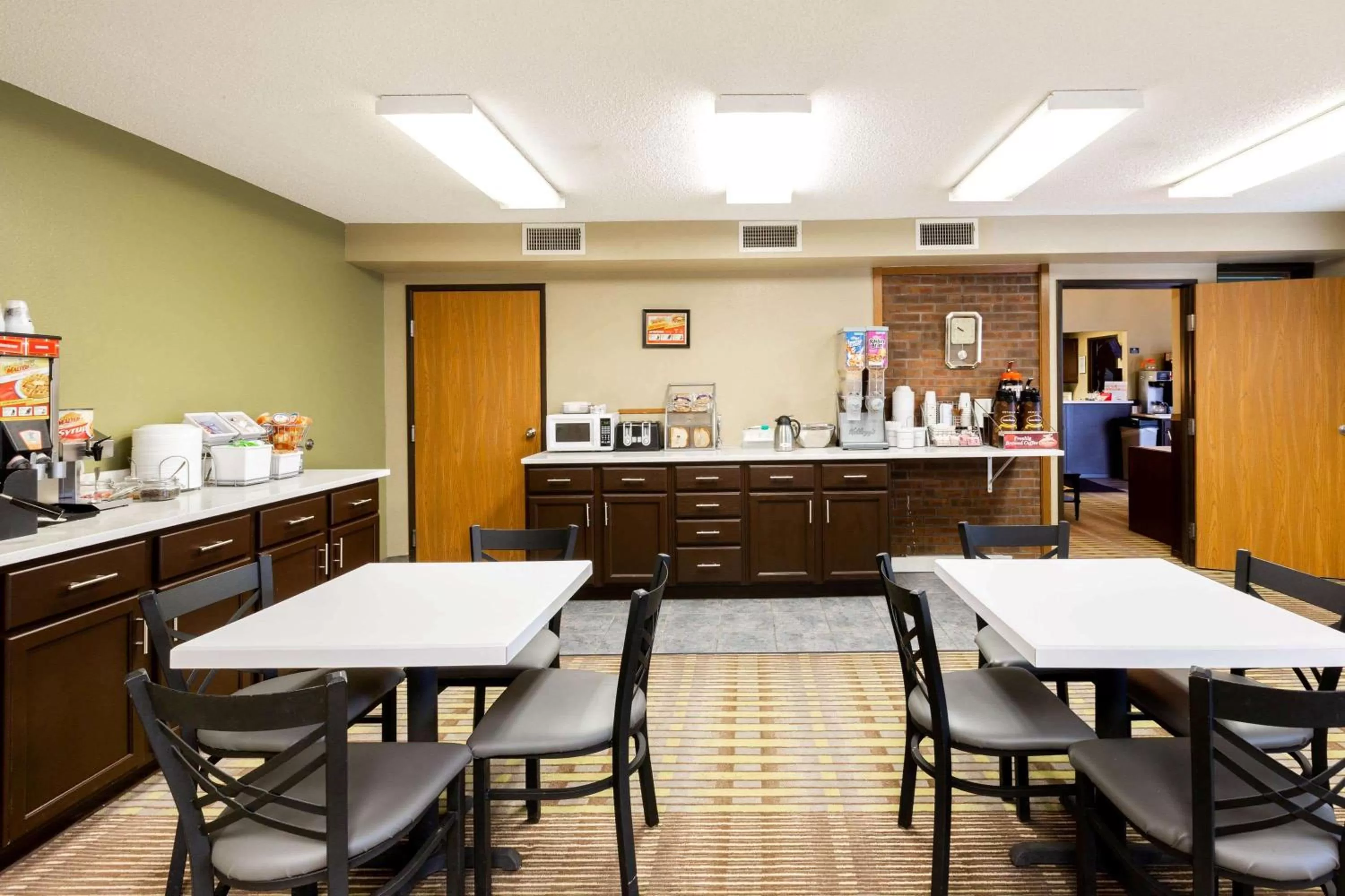 Restaurant/places to eat in Super 8 by Wyndham Storm Lake