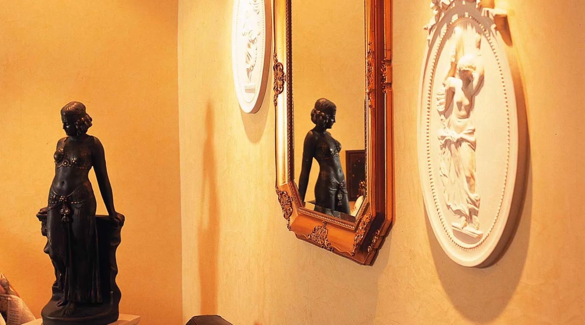 Communal lounge/ TV room in Hotel Stromboli