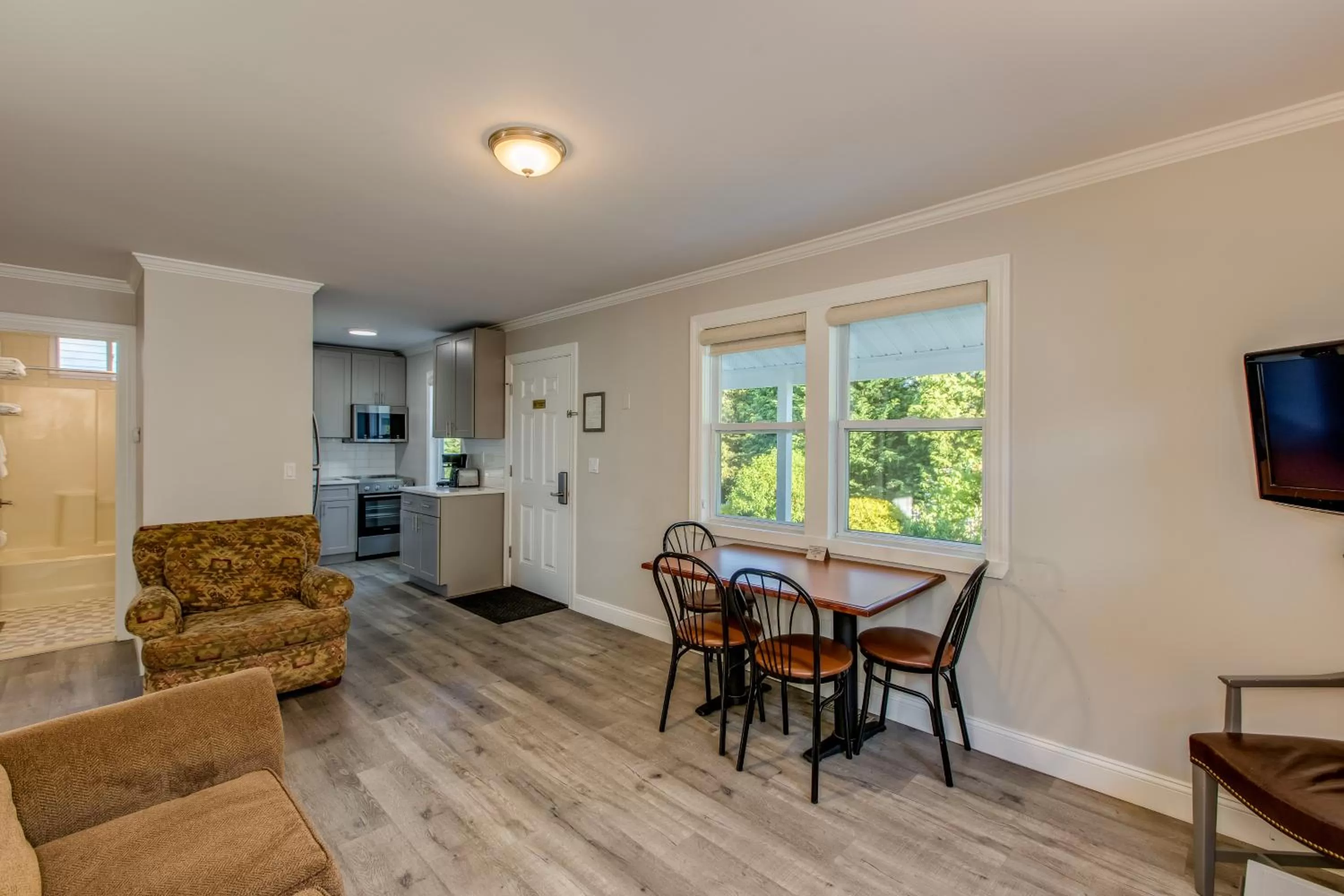 Dining Area in Colonial Shores Resort