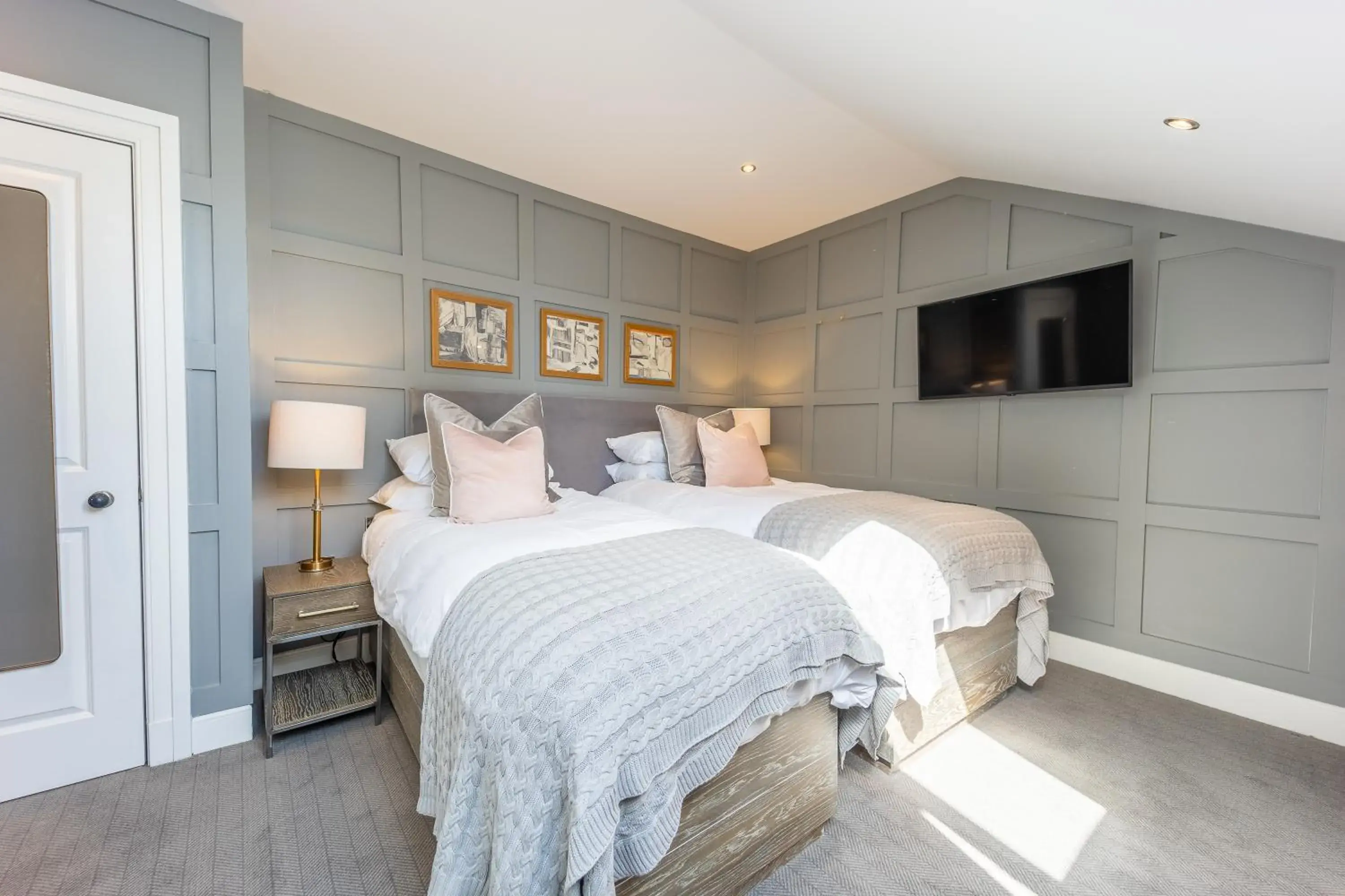 Bedroom, Bed in No1 Apartments Edinburgh - George IV Bridge