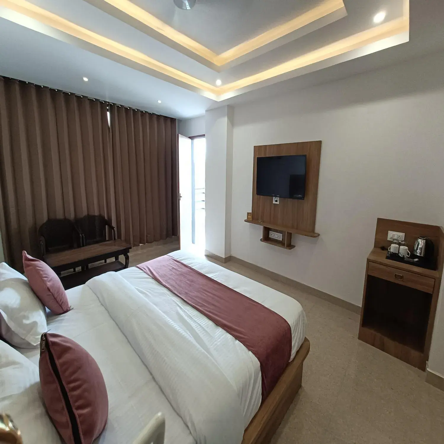 Bed, TV/Entertainment Center in Hotel Raas Inn, New Hotel