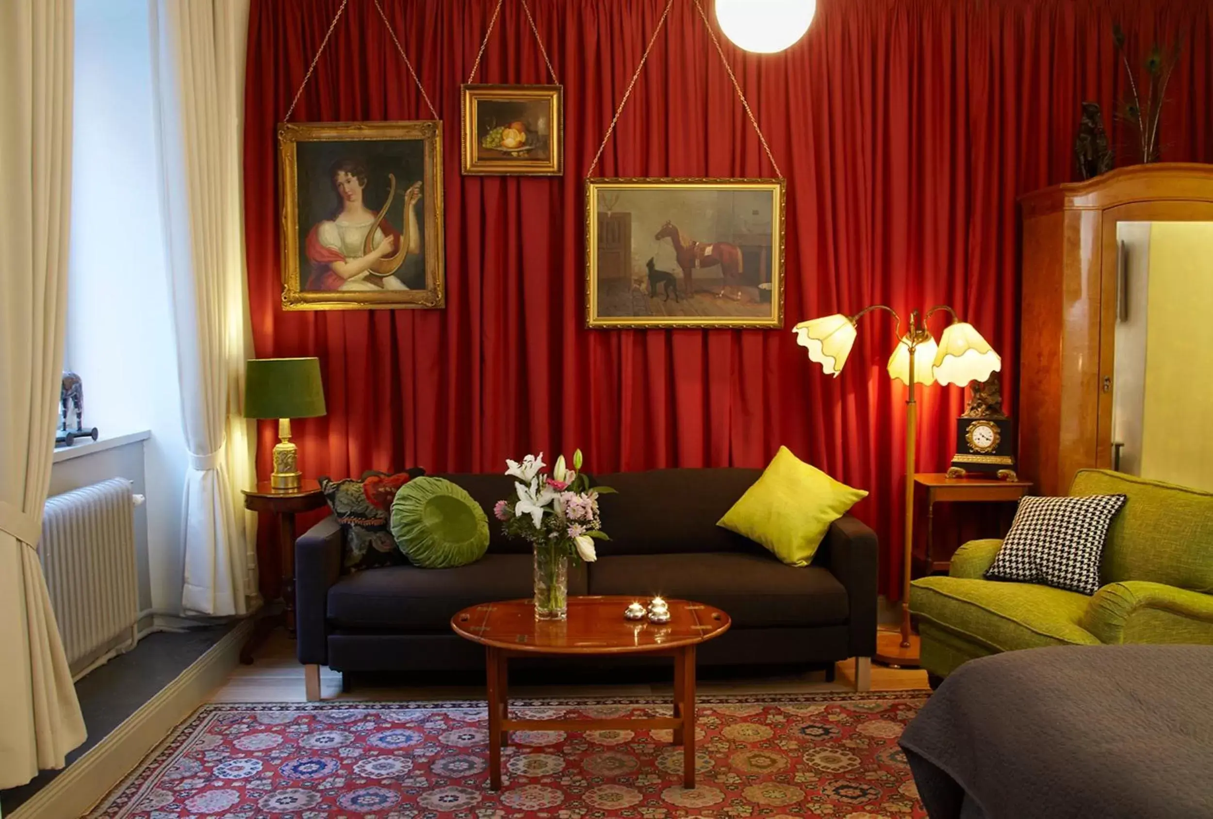 Living room in Lady Hamilton Apartments Living room in Lady Hamilton Apartments