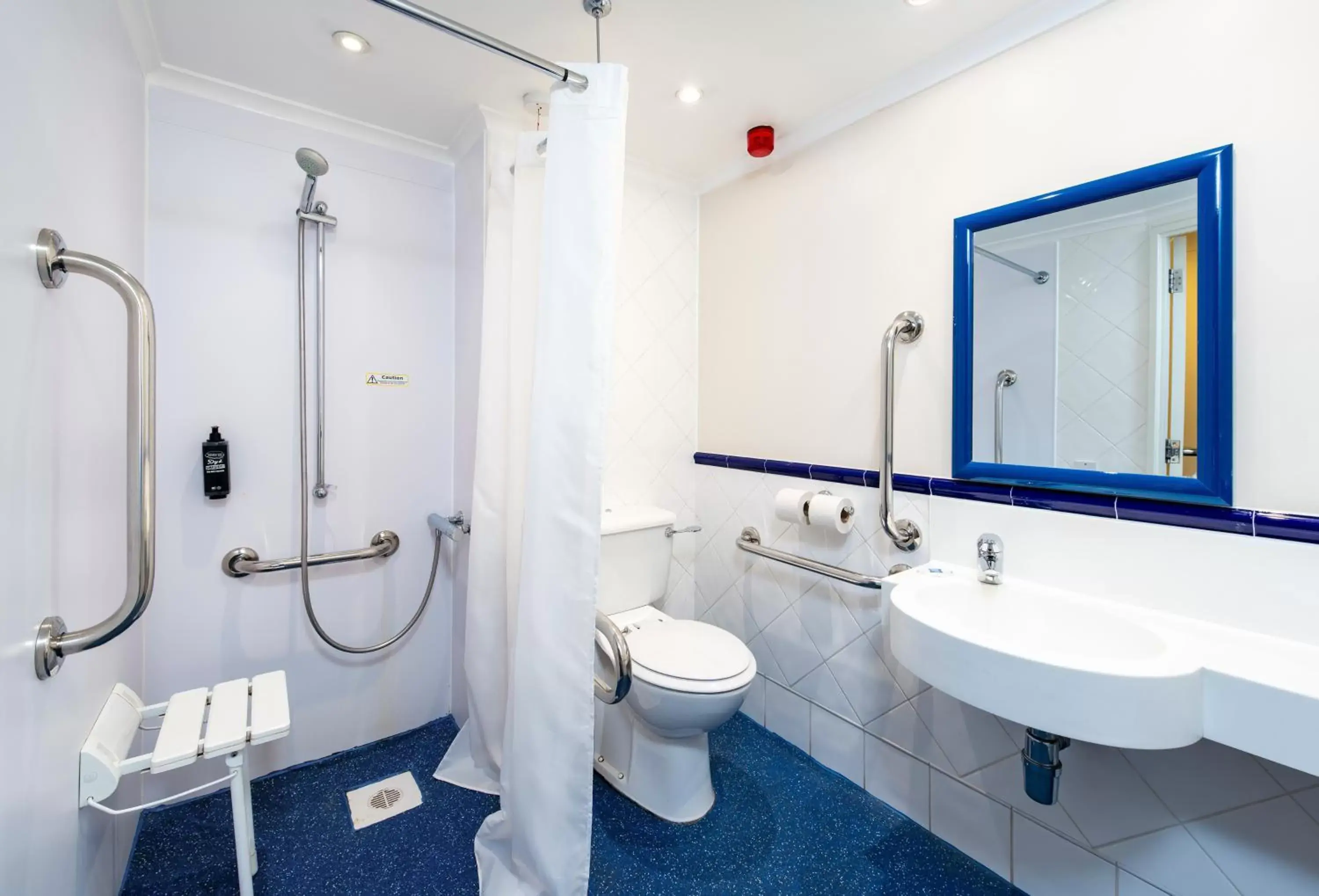 Shower, Bathroom in ibis budget Glasgow Cumbernauld