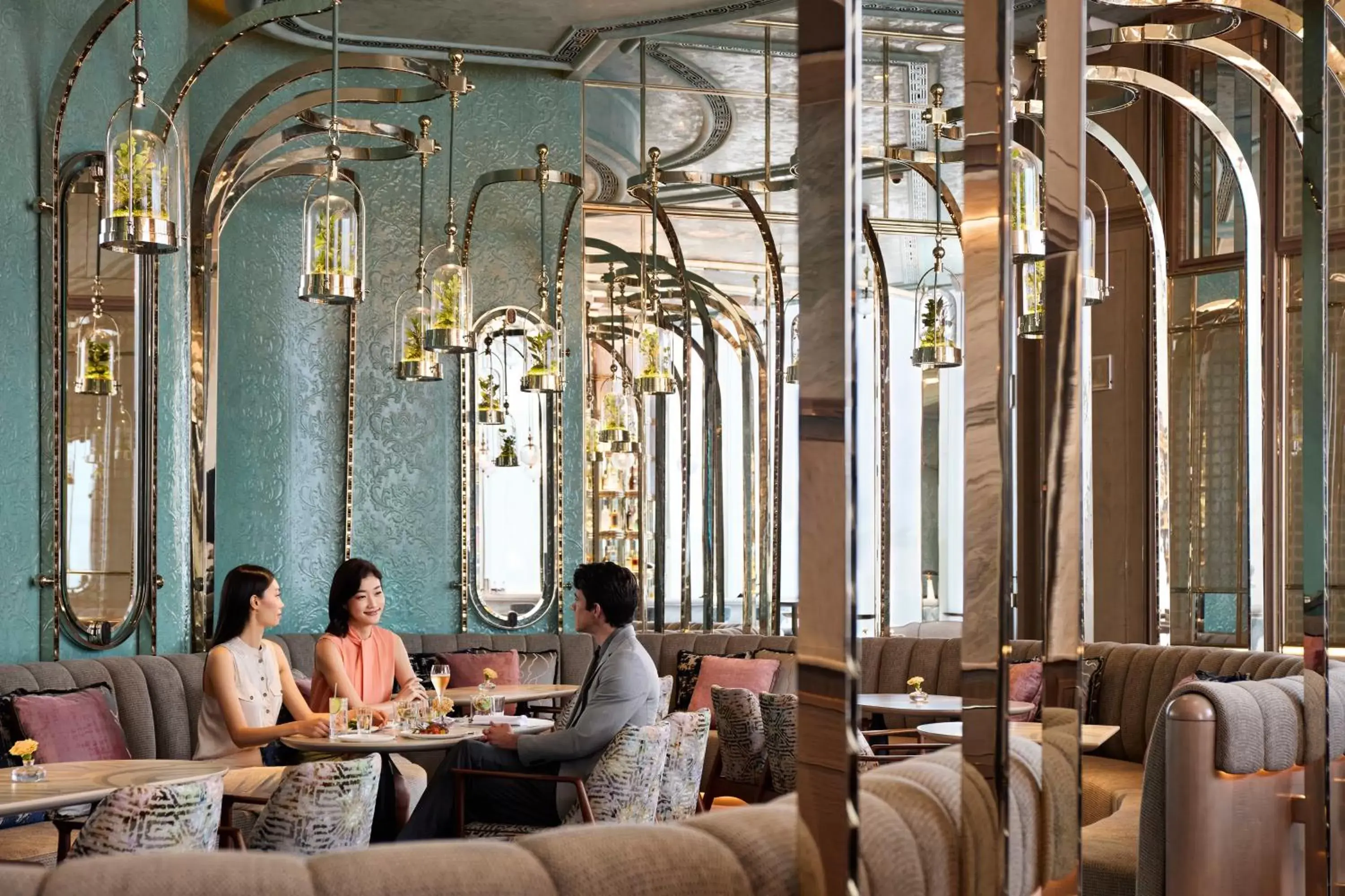 Restaurant/places to eat in Four Seasons Hotel Hong Kong
