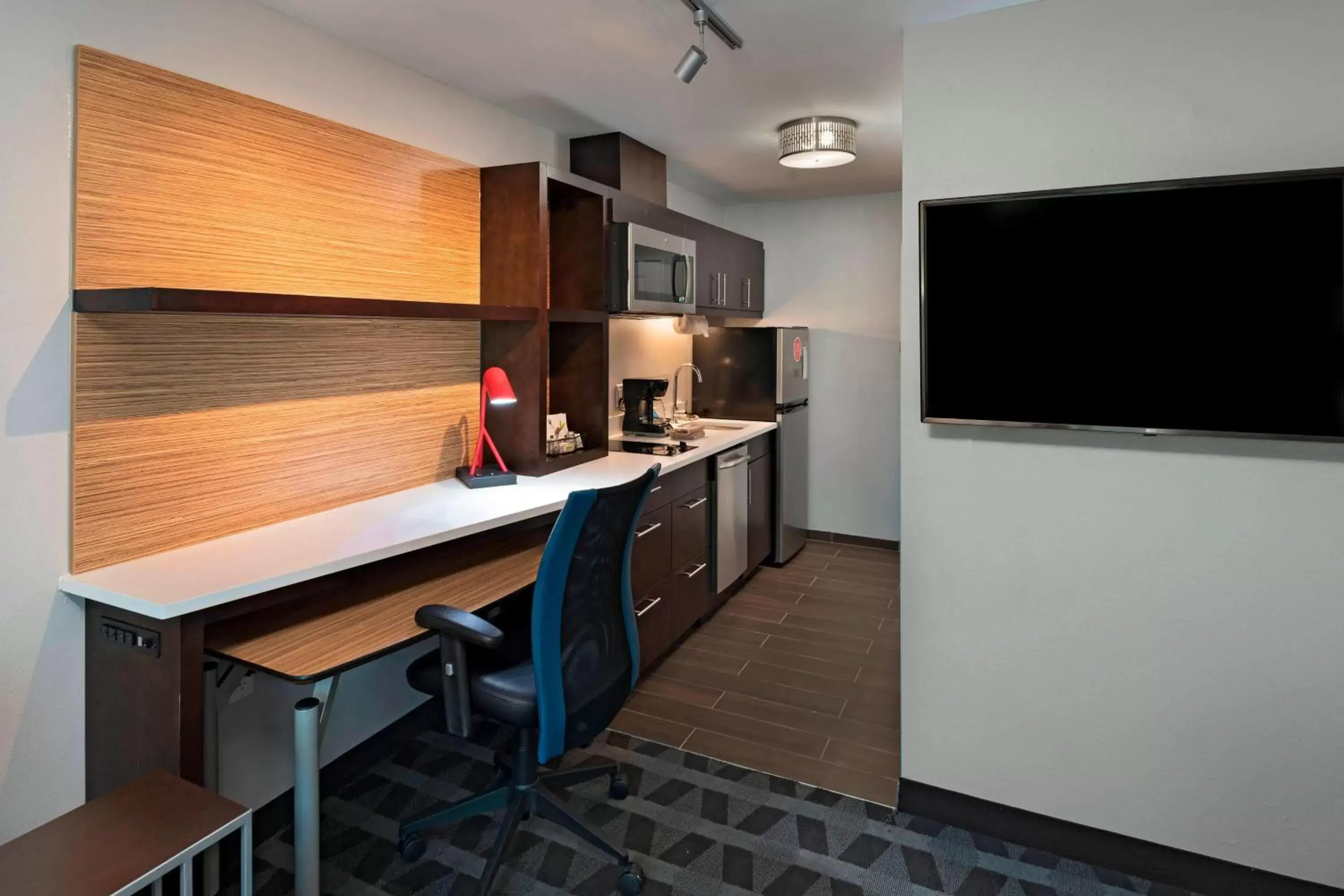 Kitchen or kitchenette, TV/Entertainment Center in TownePlace Suites by Marriott Baton Rouge Port Allen