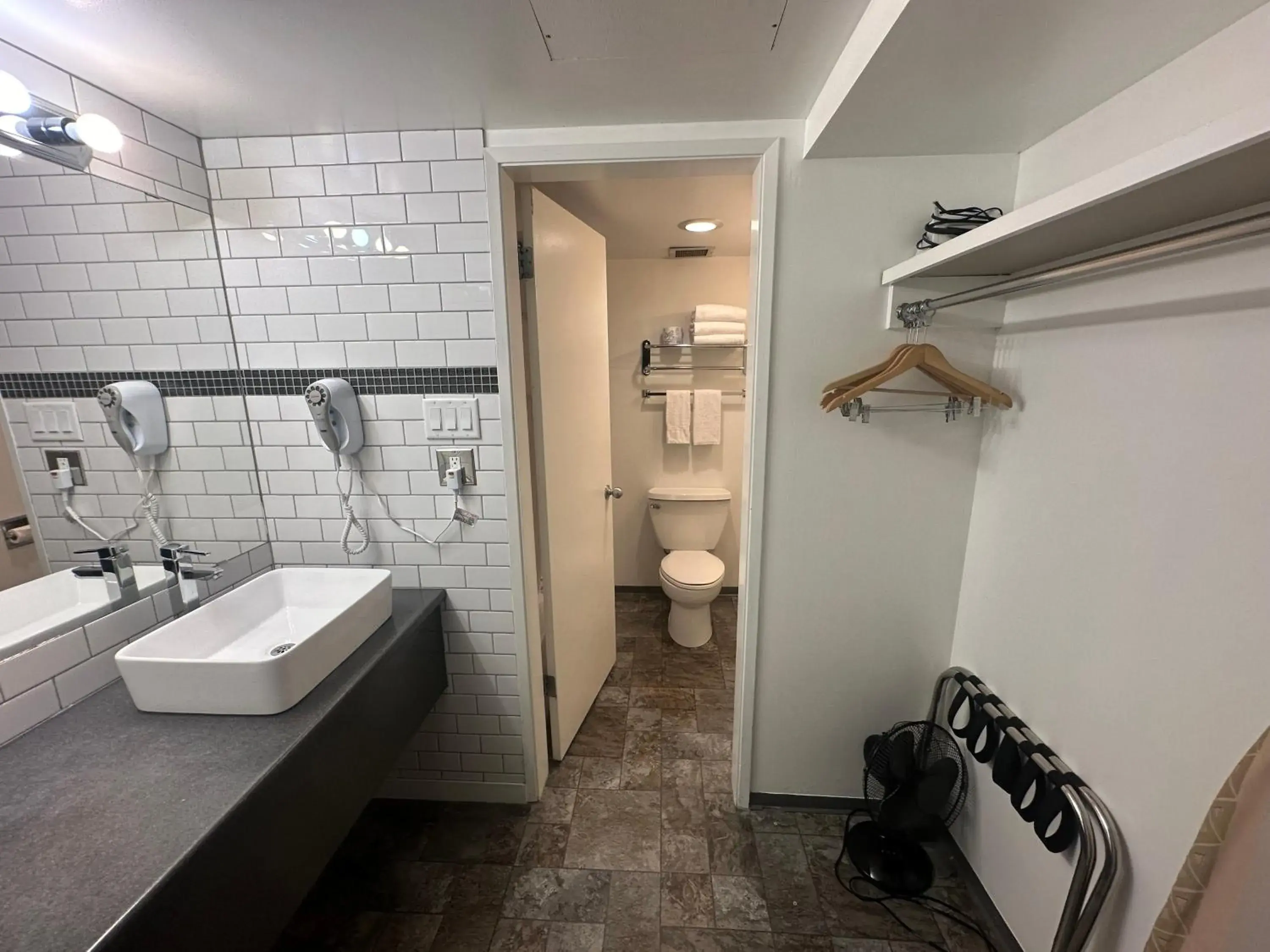 Bathroom in DIVYA SUTRA Riviera Plaza and Conference Centre, Vernon, BC